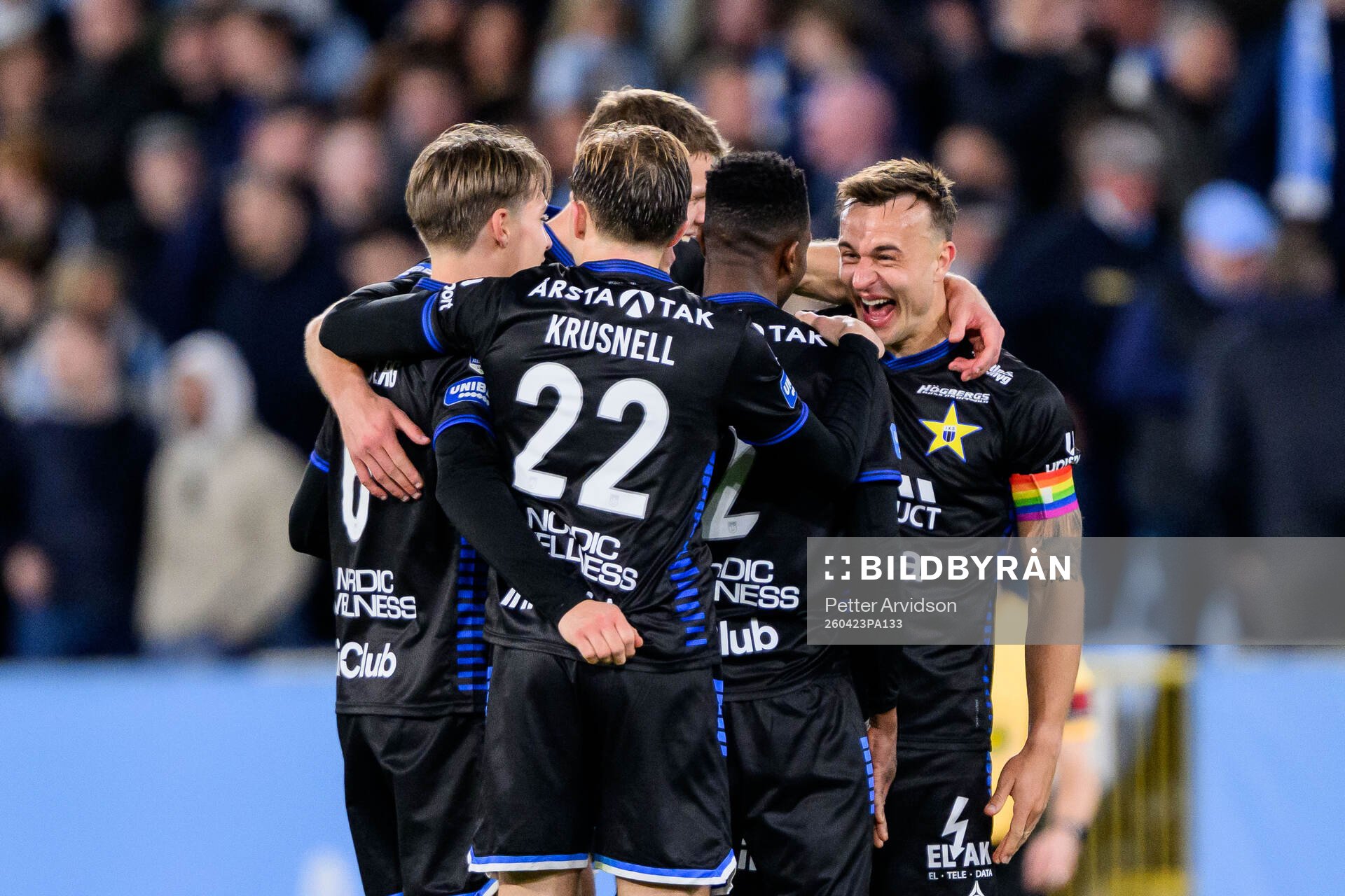 Sirius Henrik Rönnlöf Castegren jublar med lagkamrater