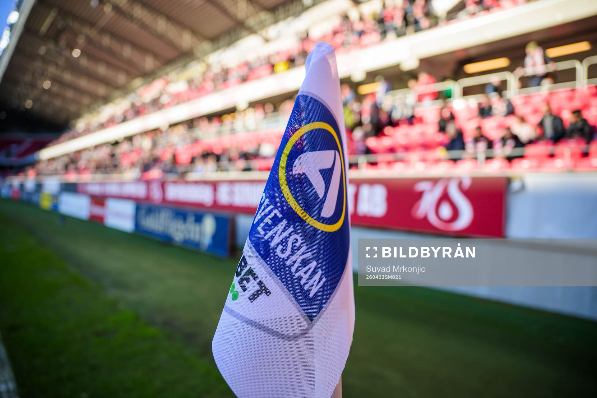 En hörnflagga med allsvenskans logotyp