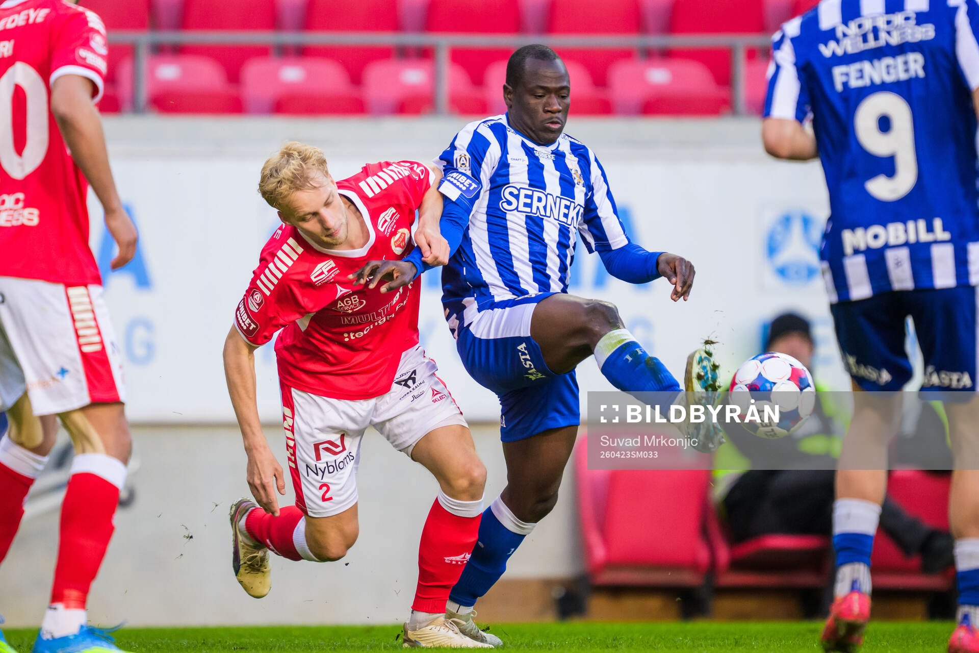 Kalmars Victor Larsson och IFK Göteborgs Saidou Alioum