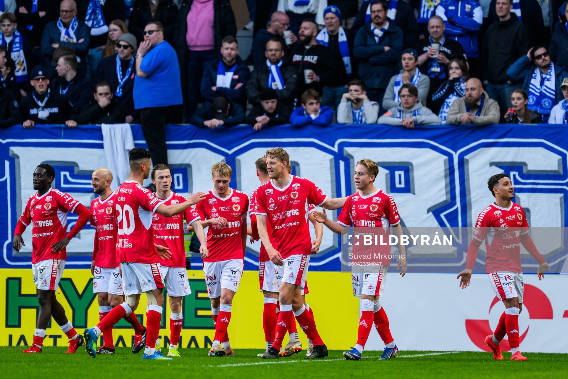 Kalmars Charlie Rosenqvist jublar med lagkamrater