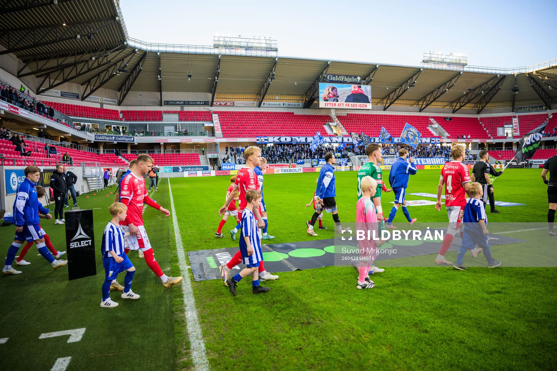 Spelarna marscherar in
