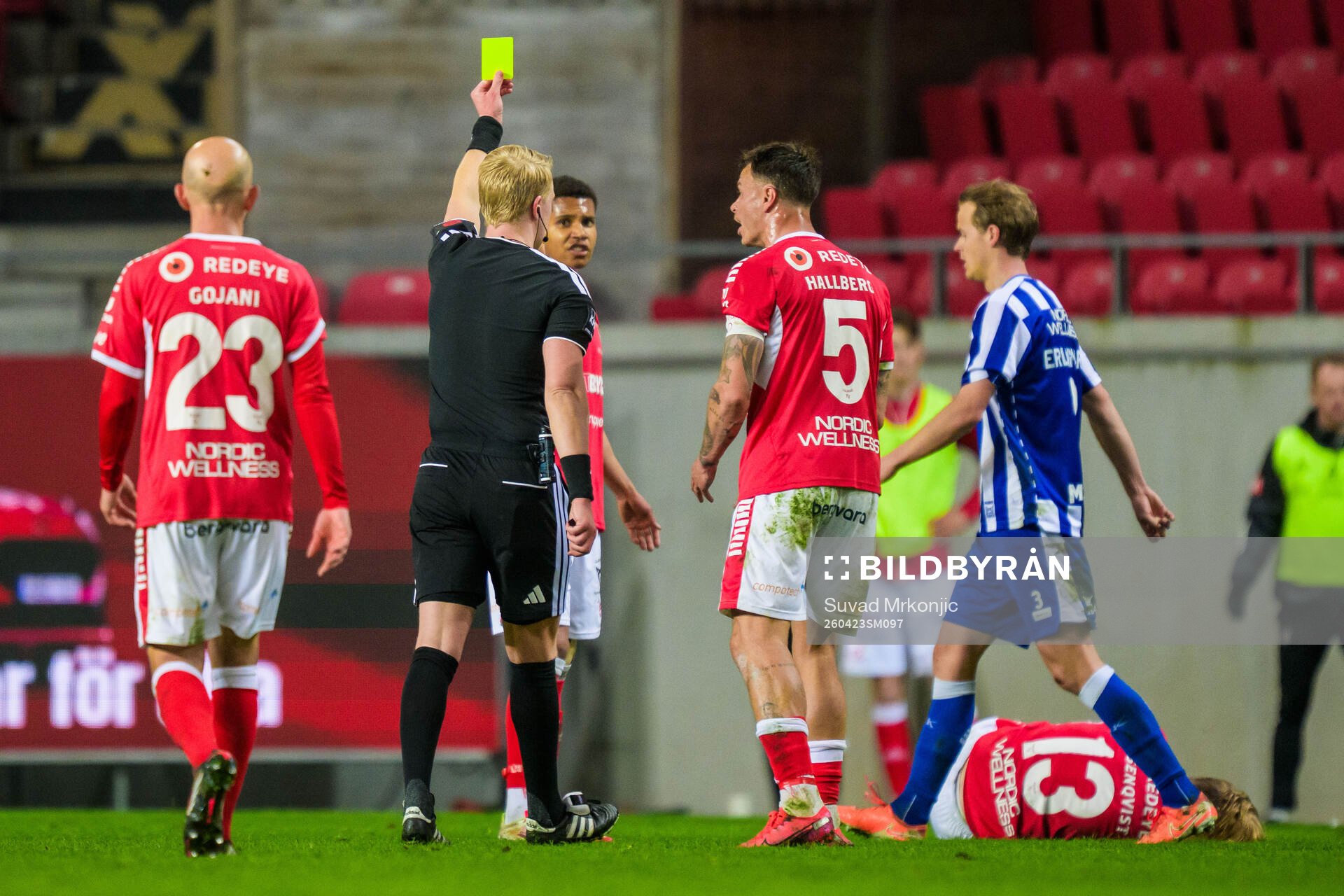Domare Adam Ladebäck och IFK Göteborgs August Erlingmark
