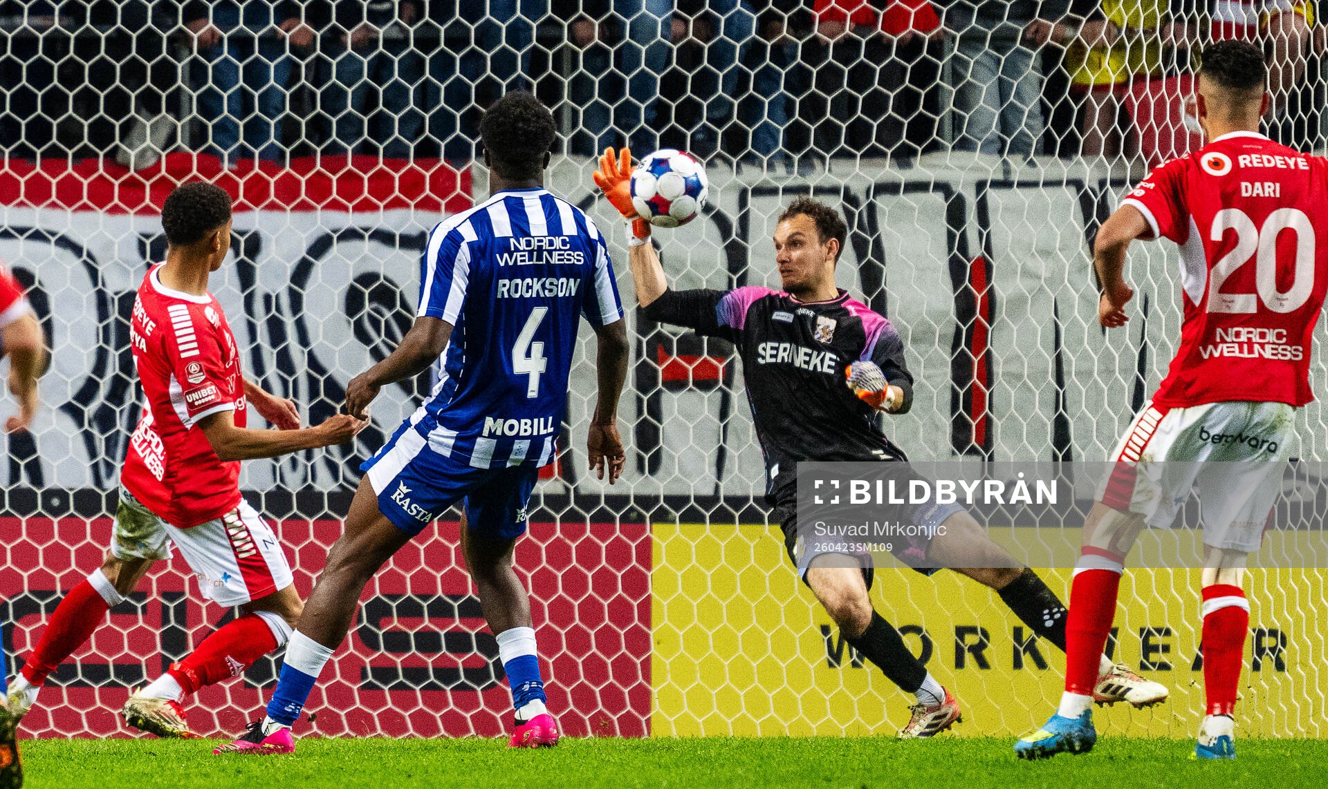 Kalmars Anthony Olusanya och IFK Göteborgs målvakt Elis
