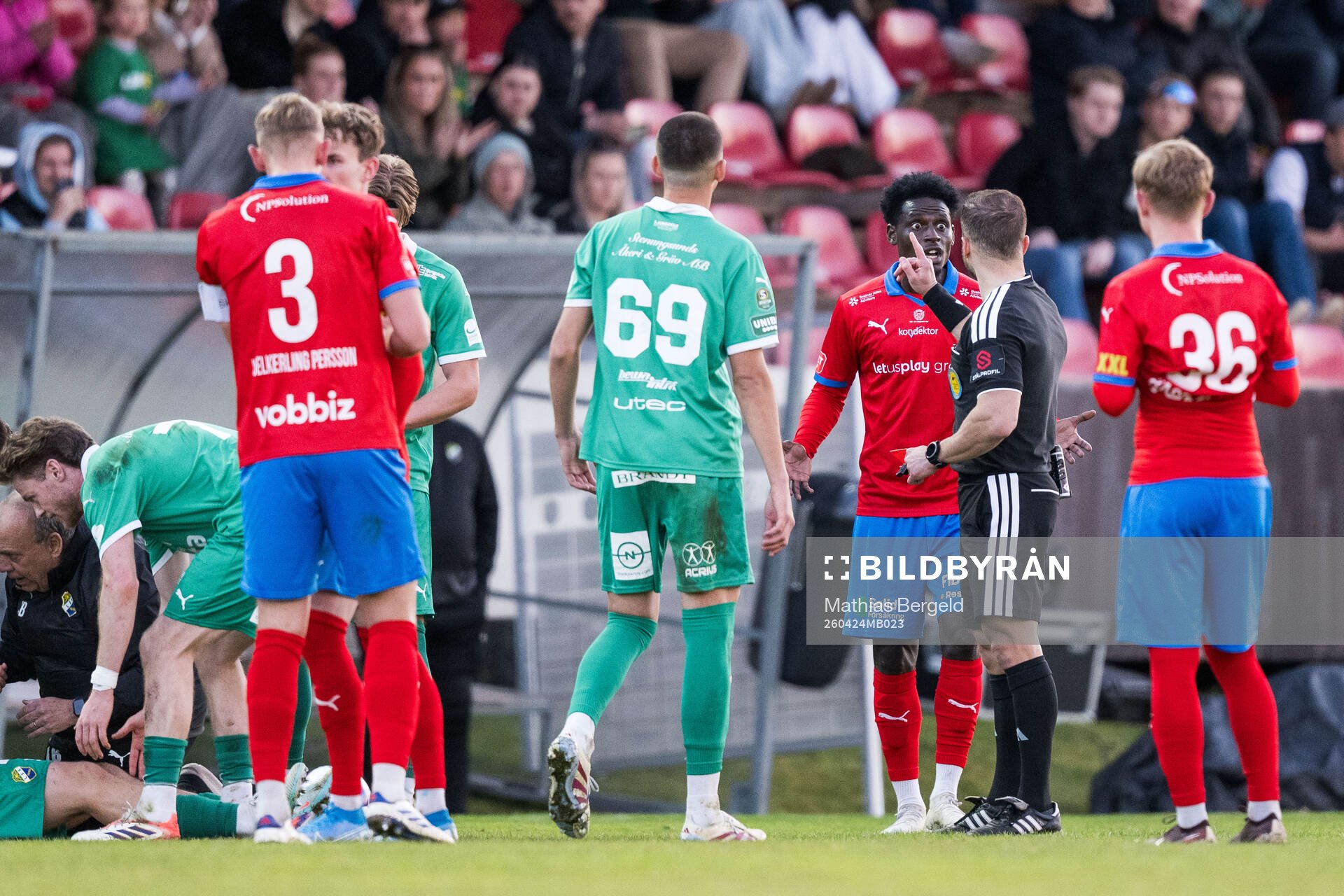 Domare Rinon Hasani dömer rött kort till Helsingborgs
