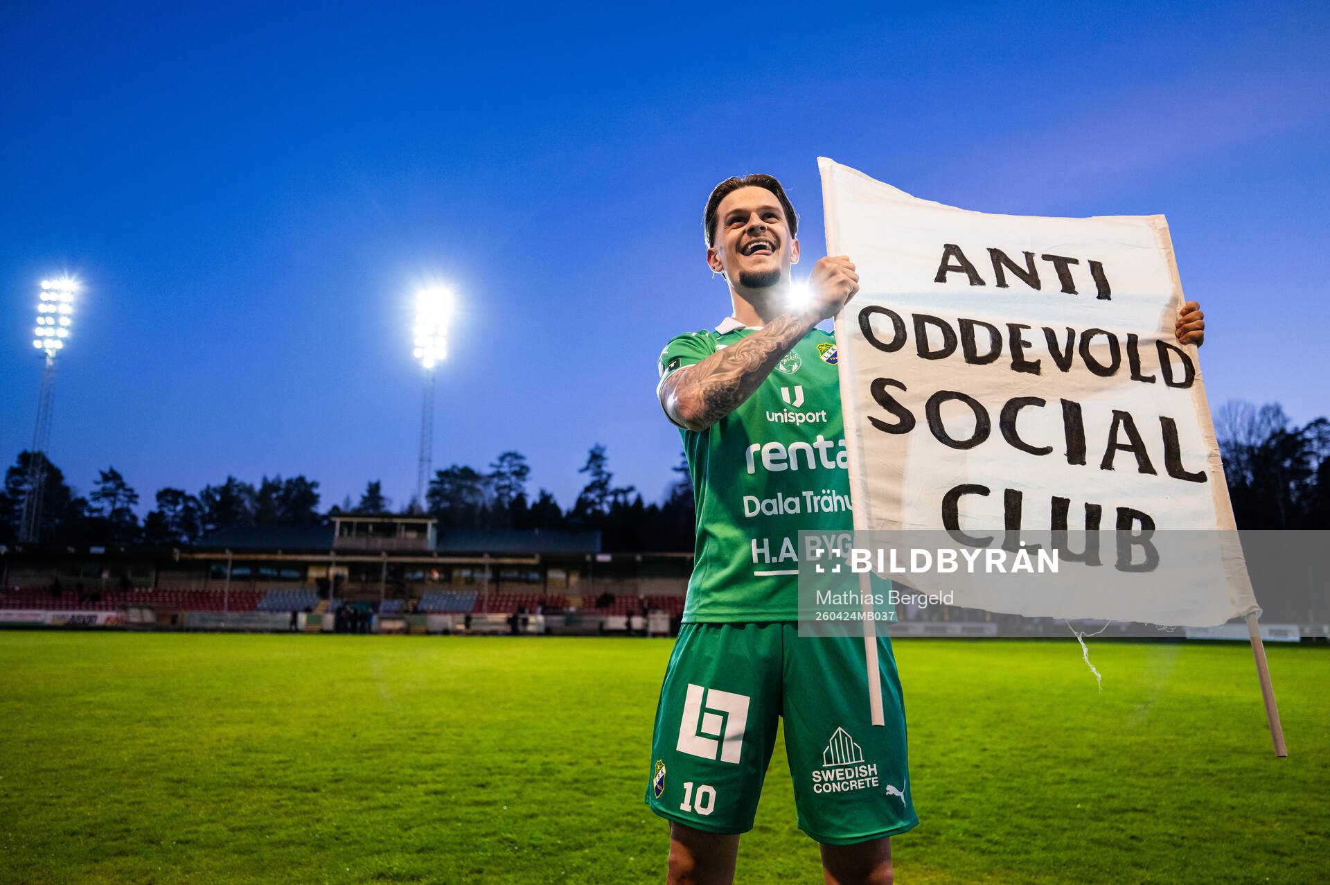 Ljungskiles Filip Ambroz jublar med en banderoll