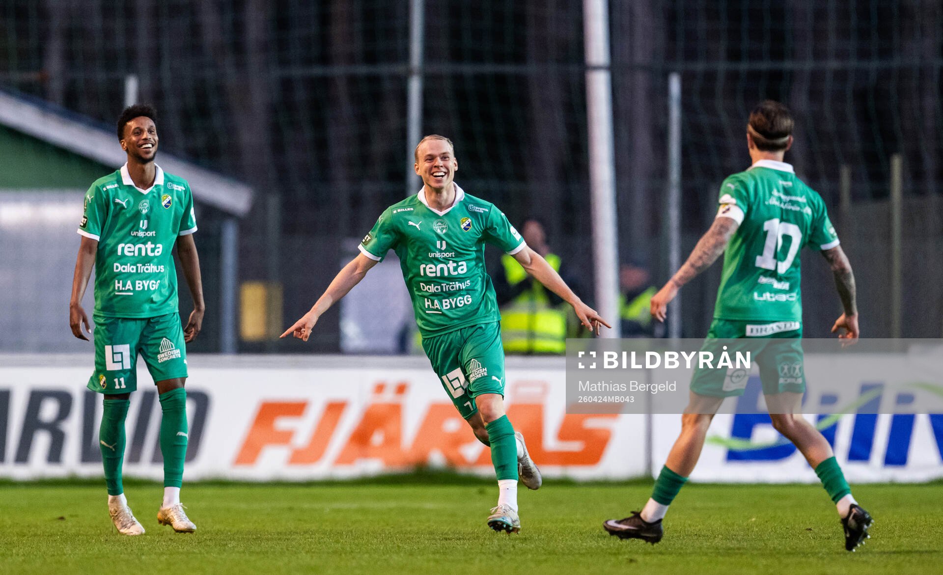 Ljungskiles Jonathan Liljedahl jublar med Abdishakur Bashir