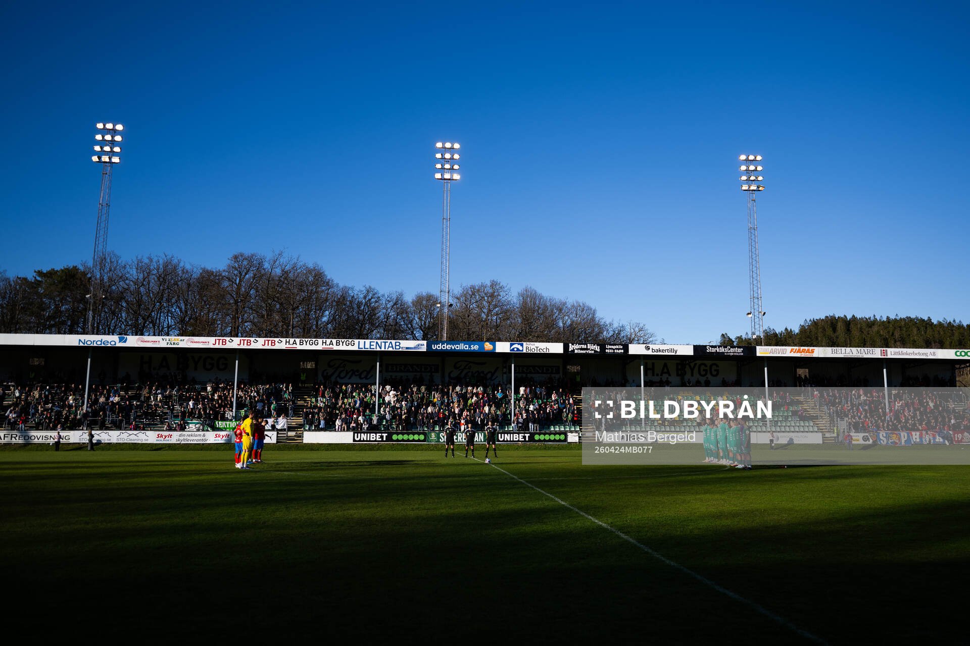 Helsingborgs och Ljungskiles spelare vid en tyst minut