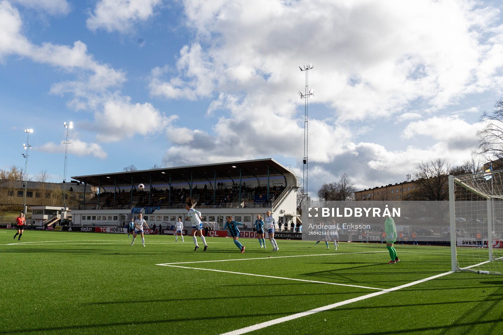 IFK Norrköpings rensar undan bollen vid en hörna