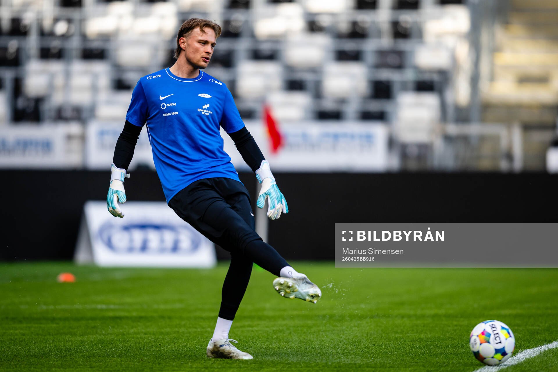 Goalkeeper Simen Vidtun Nilsen of Brann warms up