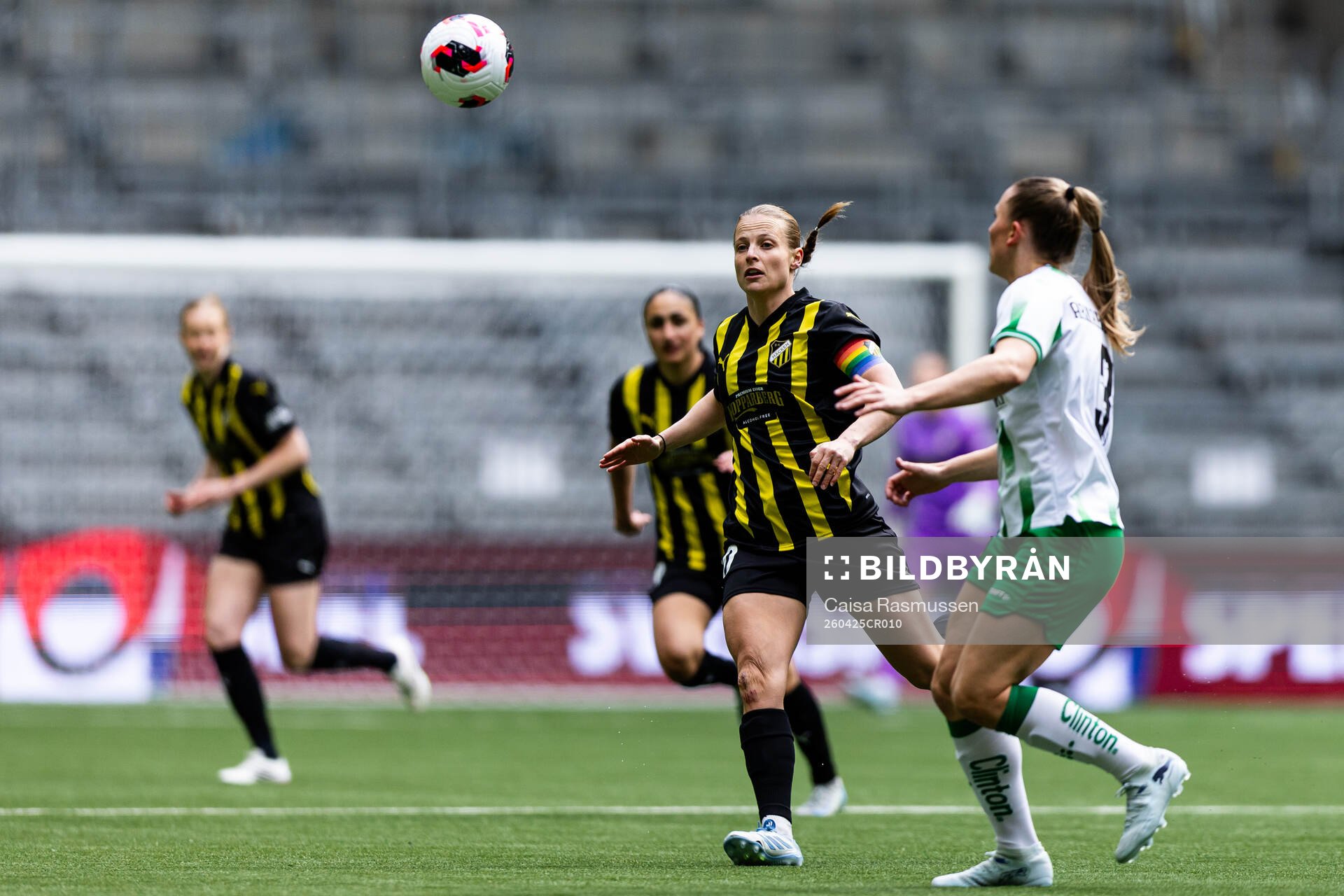 Anna Anvegård of Häcken and Gudrun Arnardottir of Hammarby