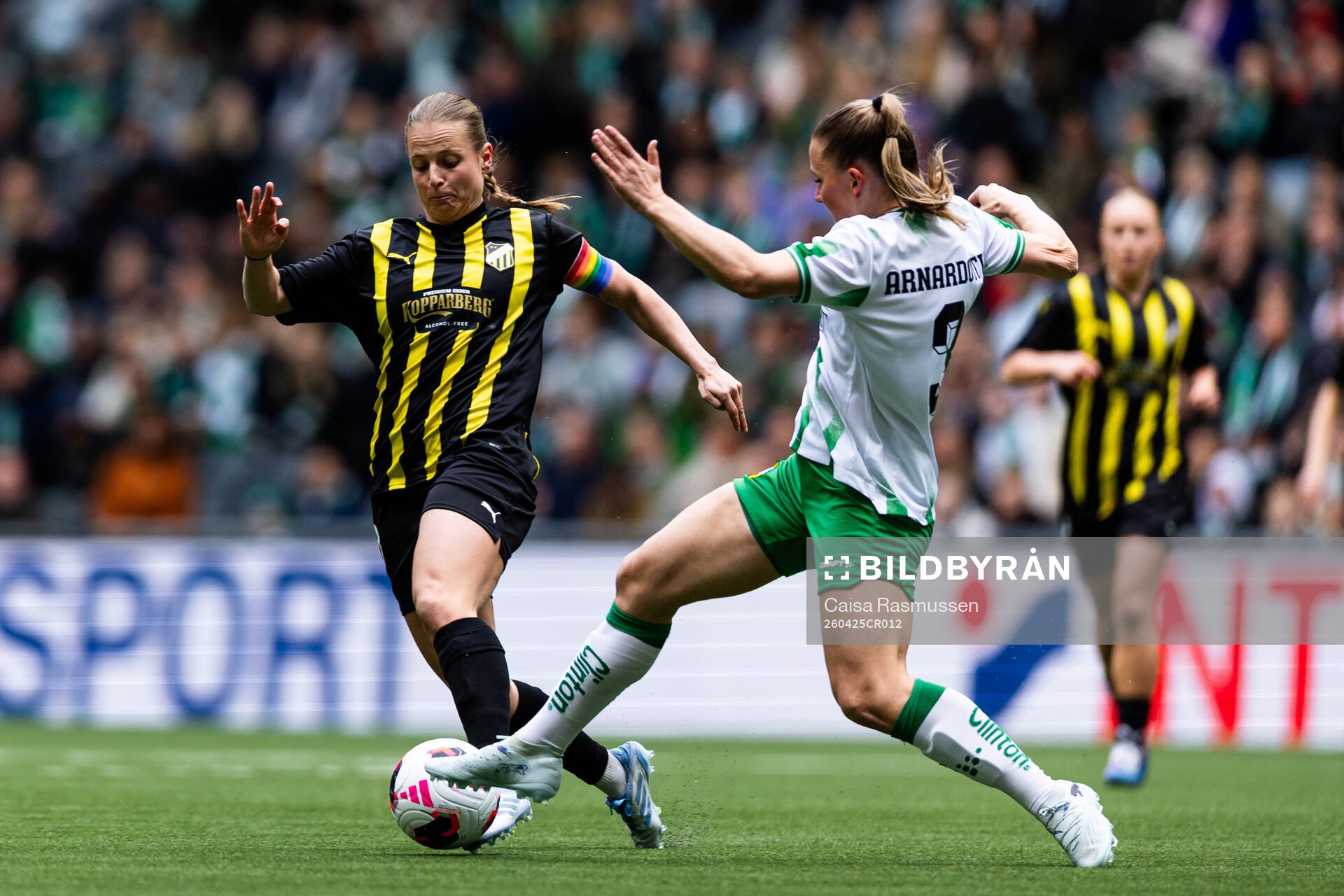 Anna Anvegård of Häcken and Gudrun Arnardottir of Hammarby