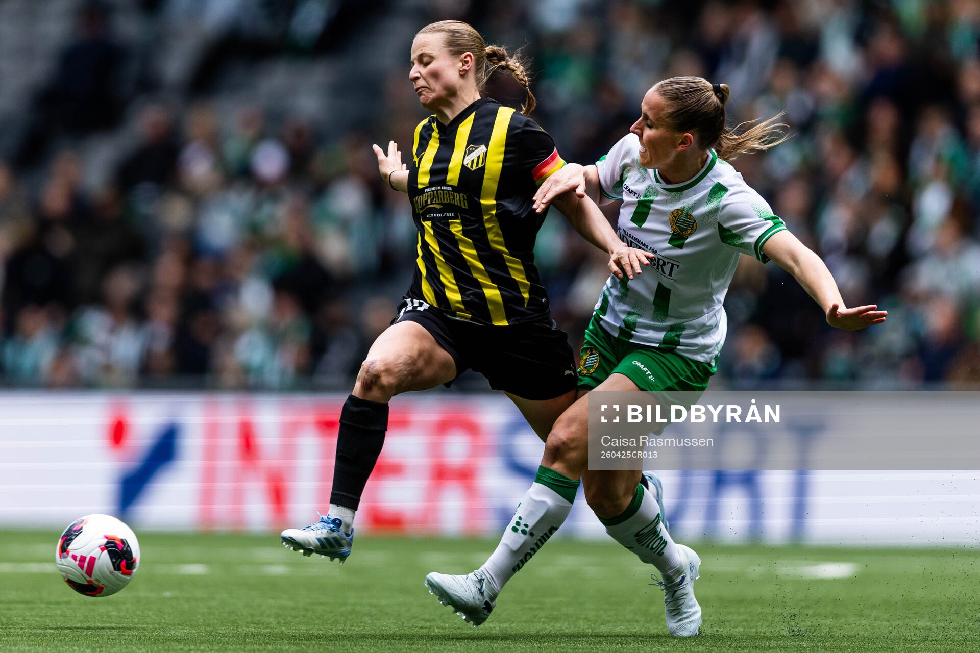 Anna Anvegård of Häcken and Gudrun Arnardottir of Hammarby