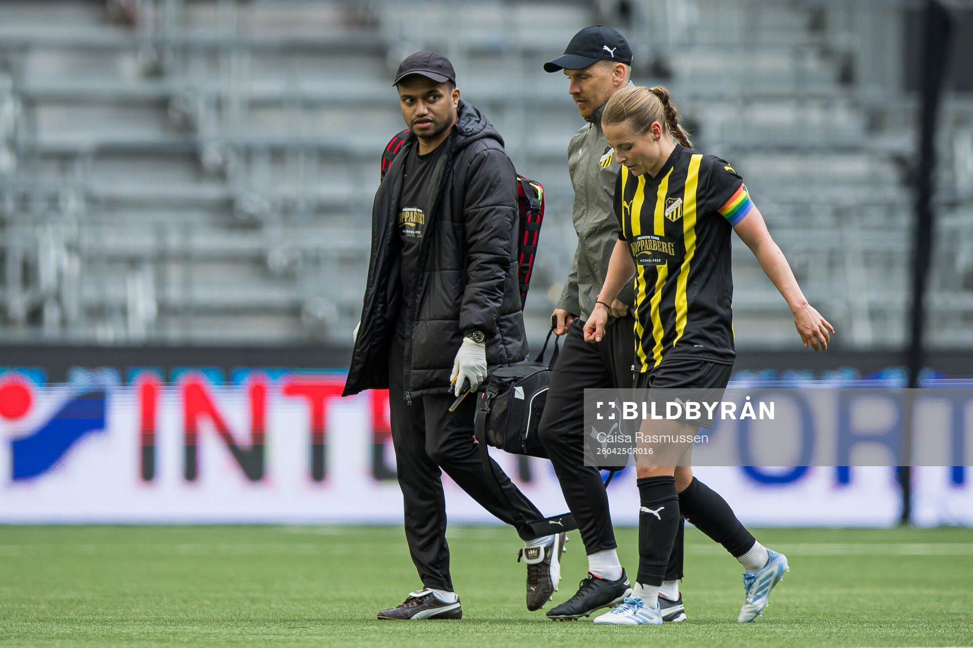 Anna Anvegård of Häcken in pain and receives medical