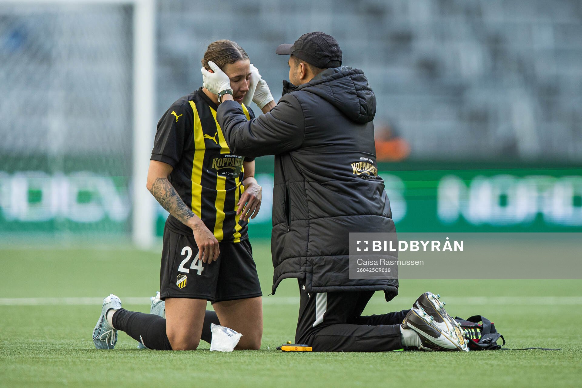 Tabby Tindell of Häcken in pain and receives medical