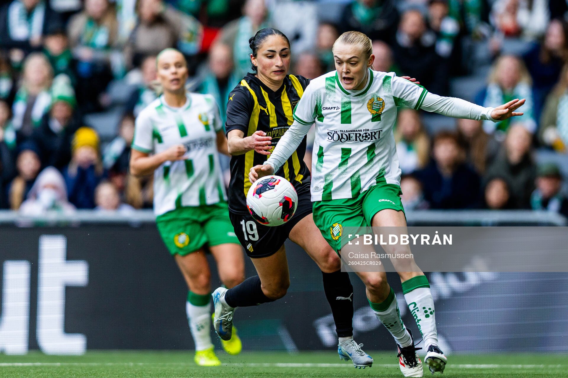Nesrin Akgun  of Häcken and Elin Sørum of Hammarby