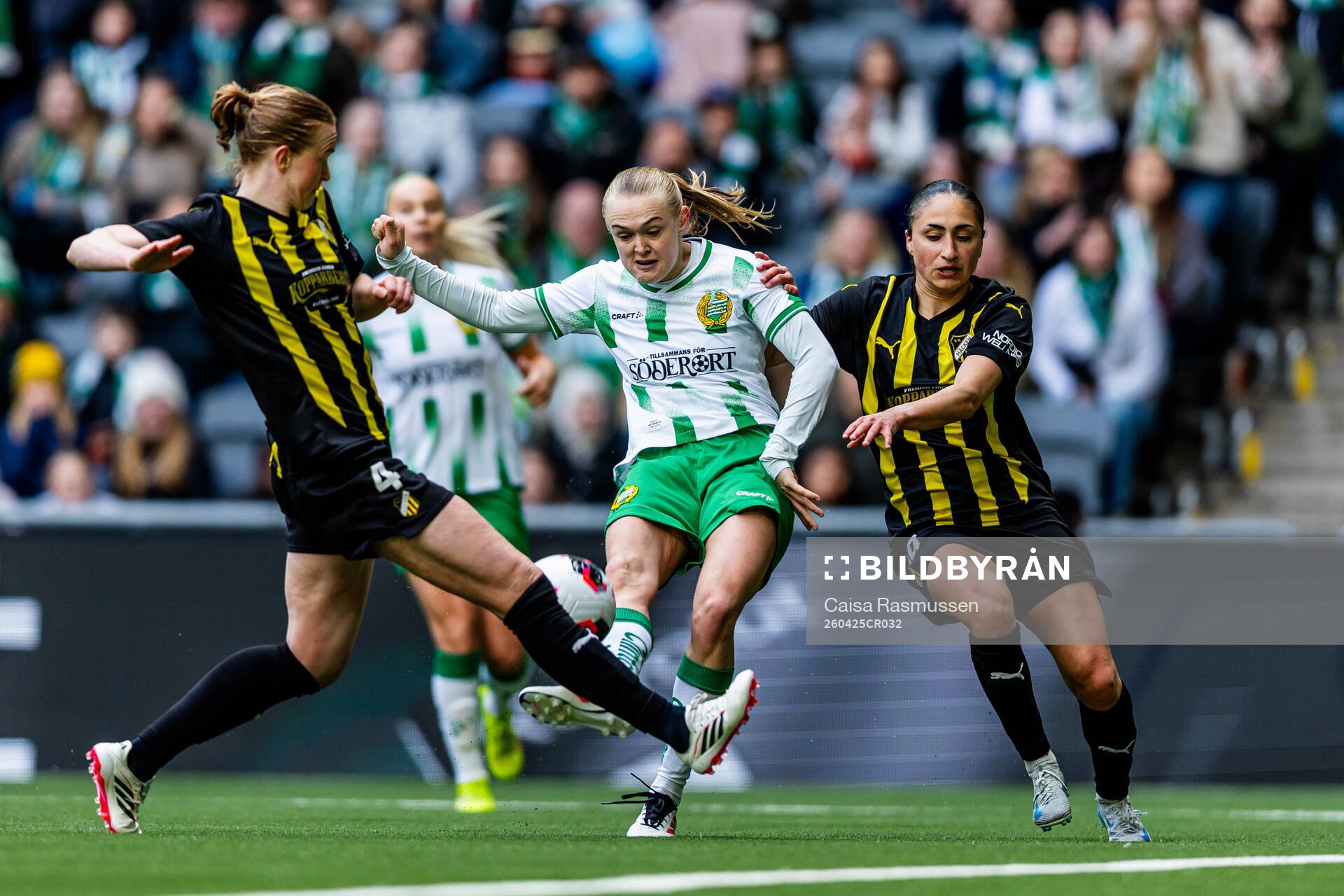Emma Östlund of Häcken, Elin Sørum of Hammarby and