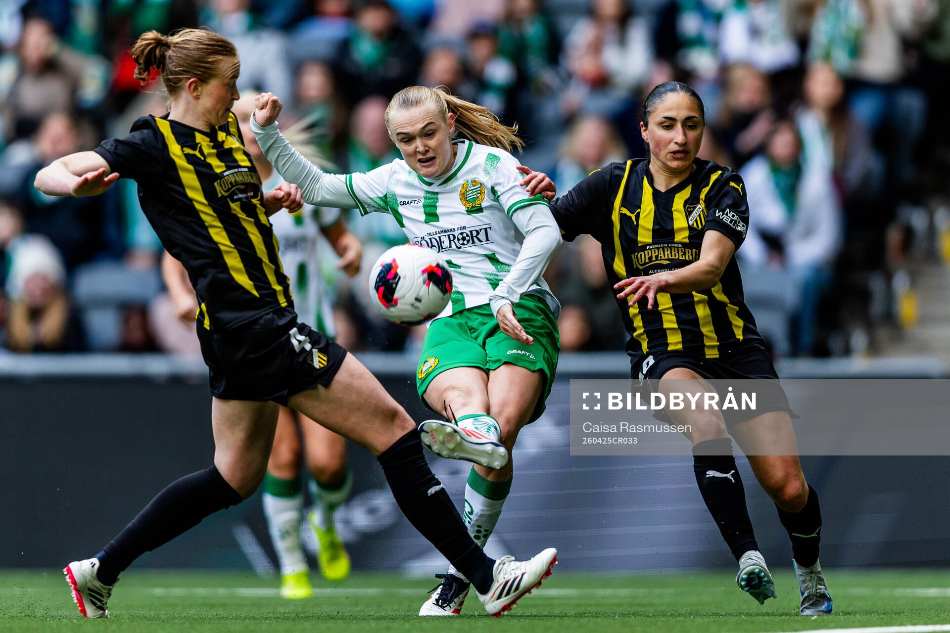 Emma Östlund of Häcken, Elin Sørum of Hammarby and