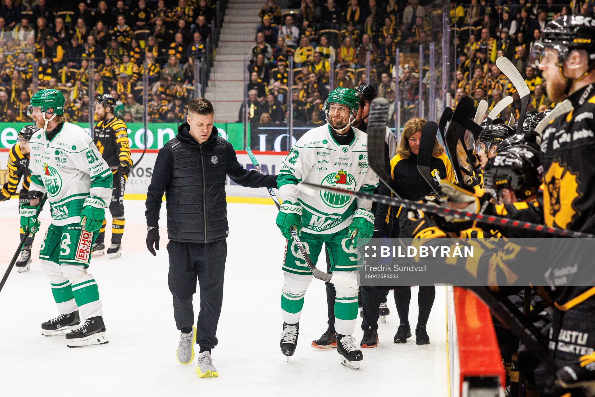 Rögles Daniel Zaar har ont och får vård