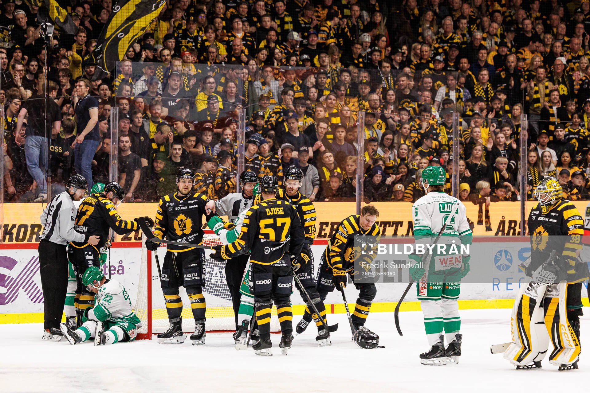Skellefteås och Rögles spelare i diskussioner
