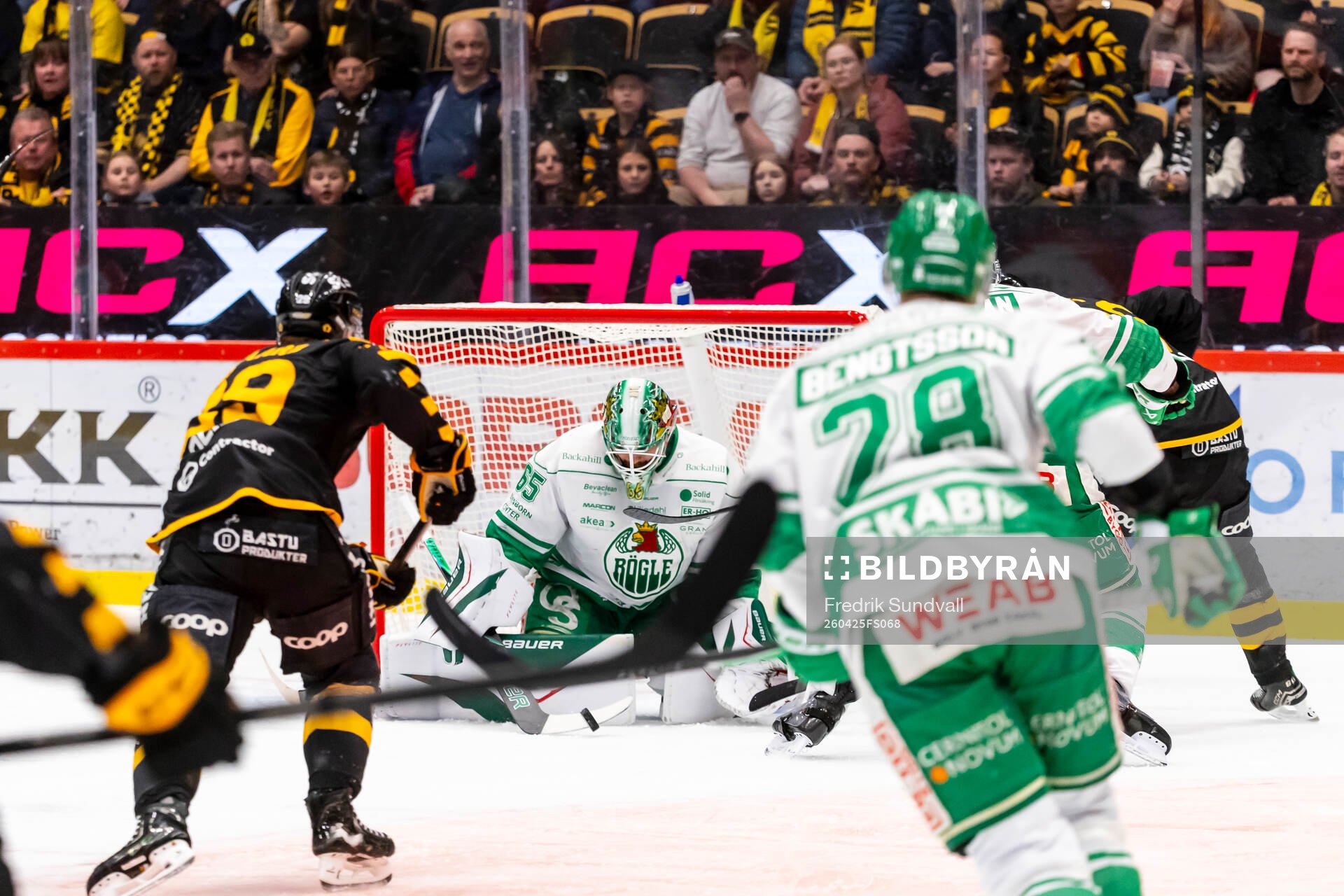 Rögles målvakt Christoffer Rifalk med räddning