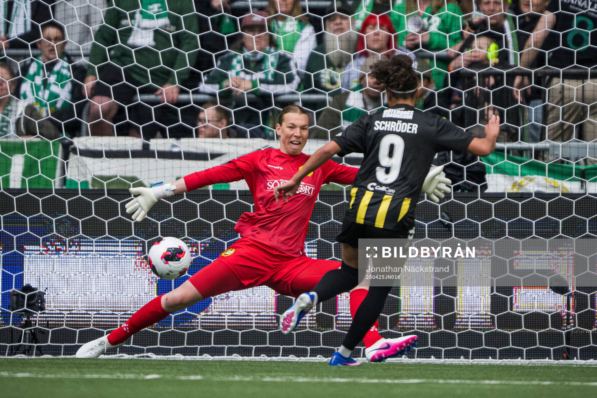 Felicia Schröder of Häcken scores the 0-1 goal behind