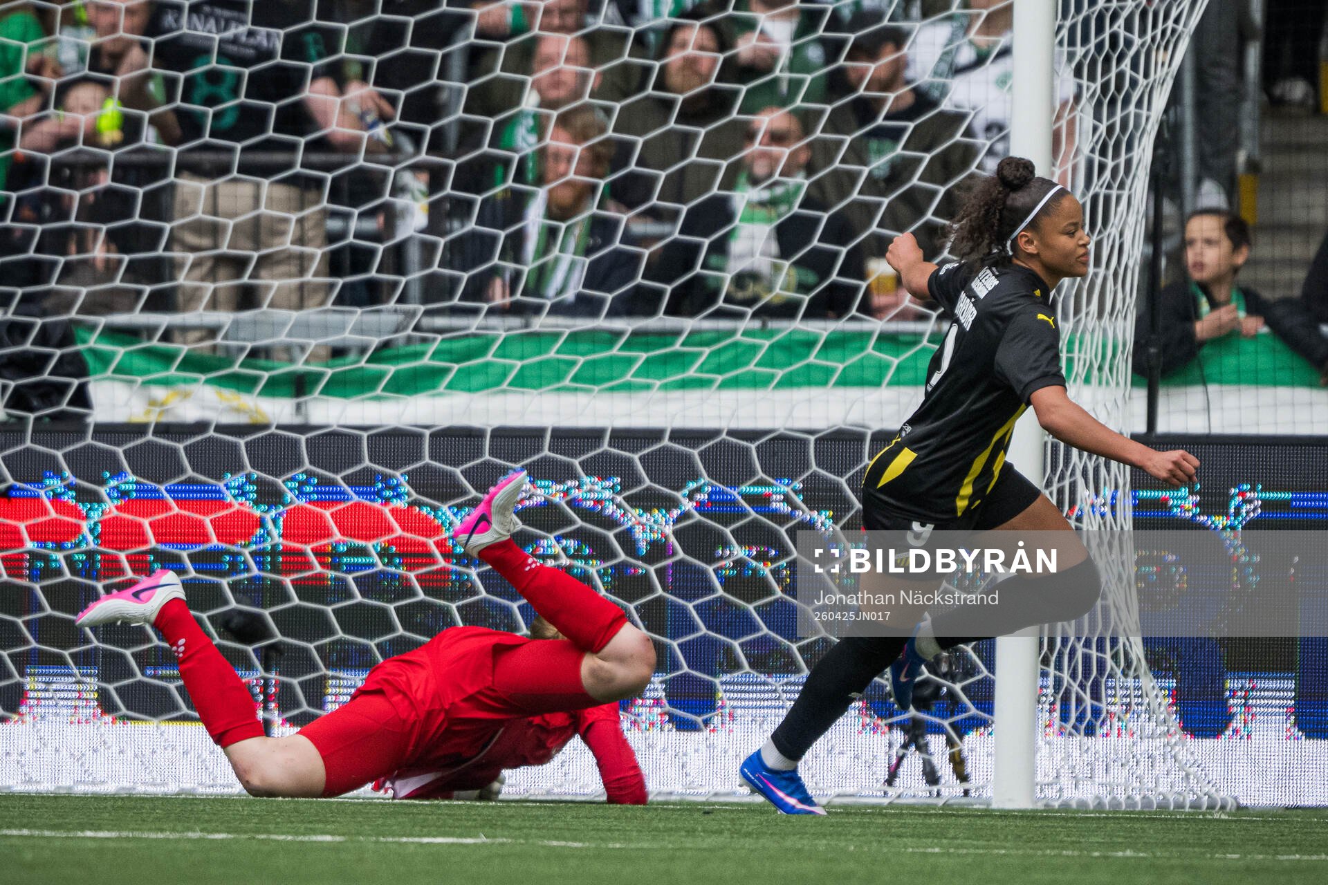 Felicia Schröder of Häcken celebrates the 0-1 goal