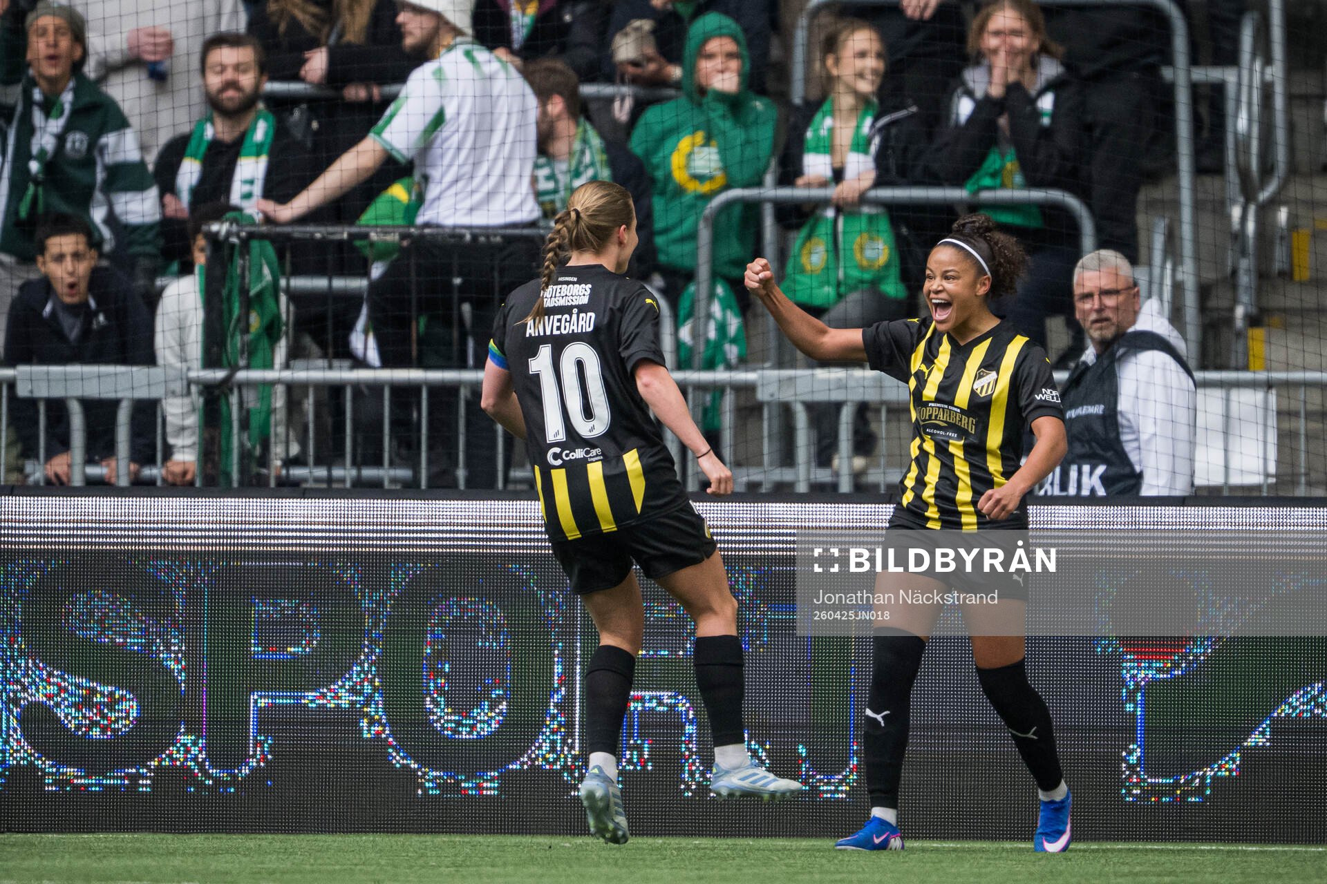 Anna Anvegård and Felicia Schröder of Häcken celebrates