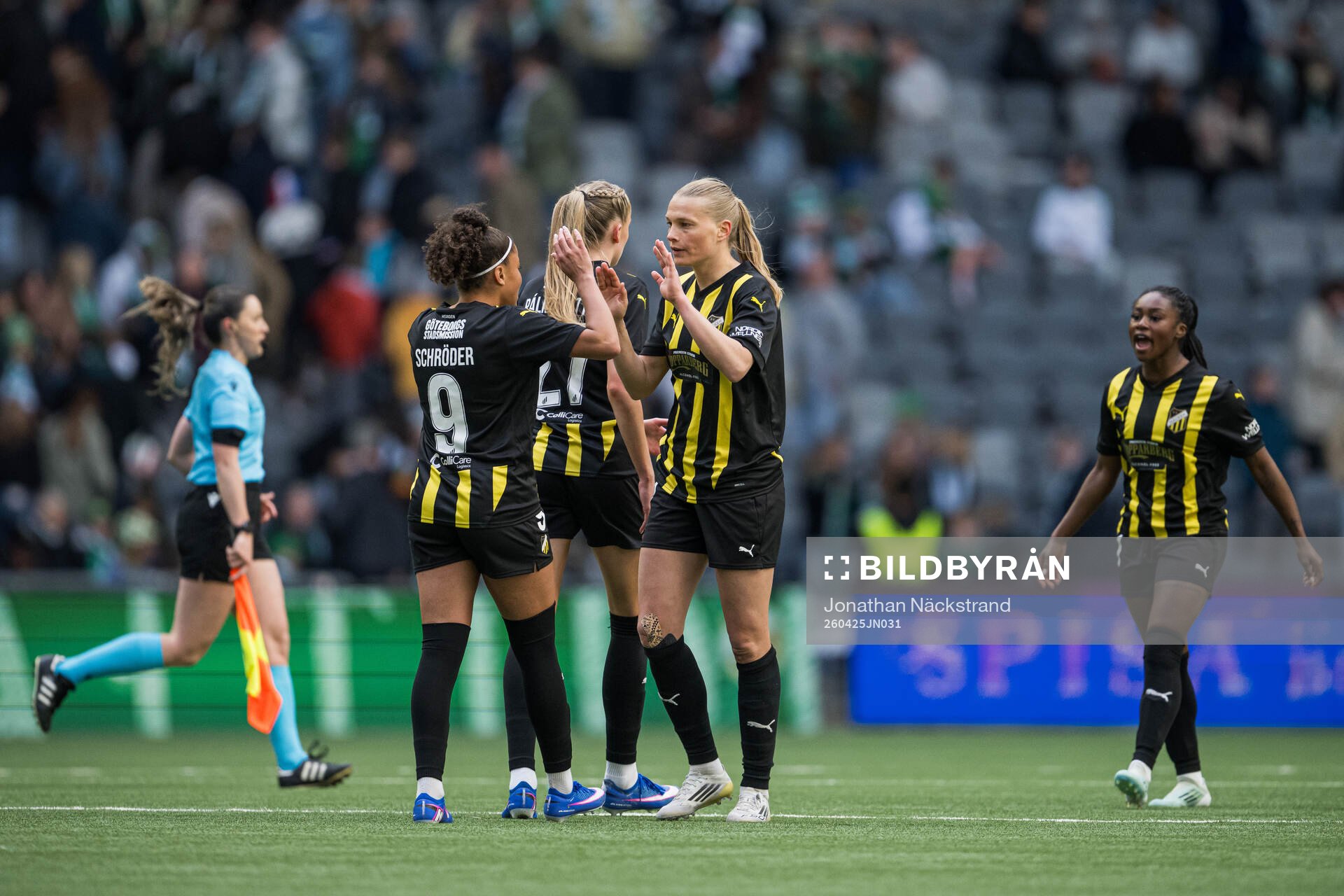 Felicia Schröder and Stine Sandbech of Häcken celebrate
