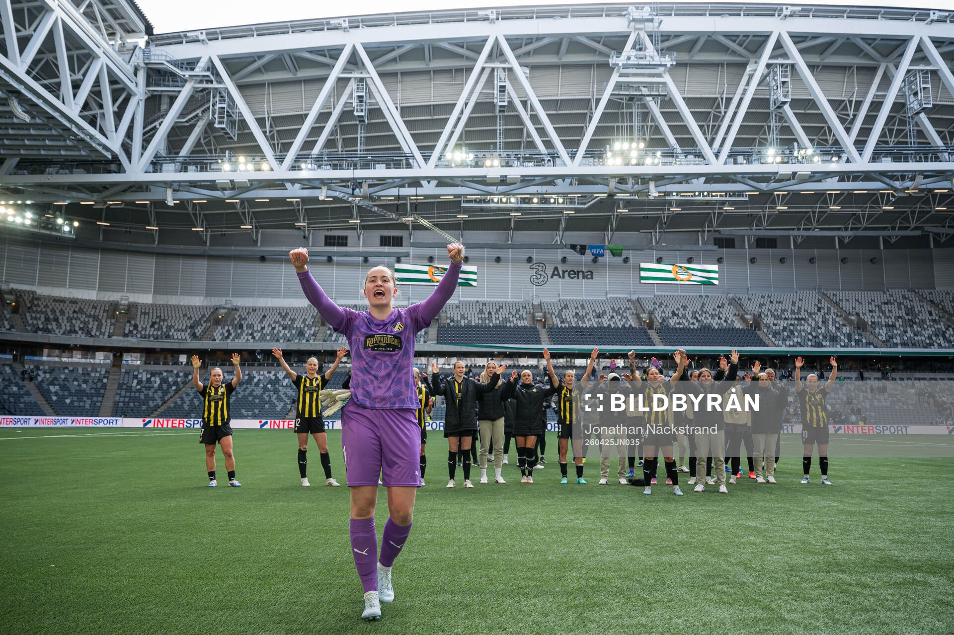Goalkeeper Fanney Birkisdottir of Häcken celebrates