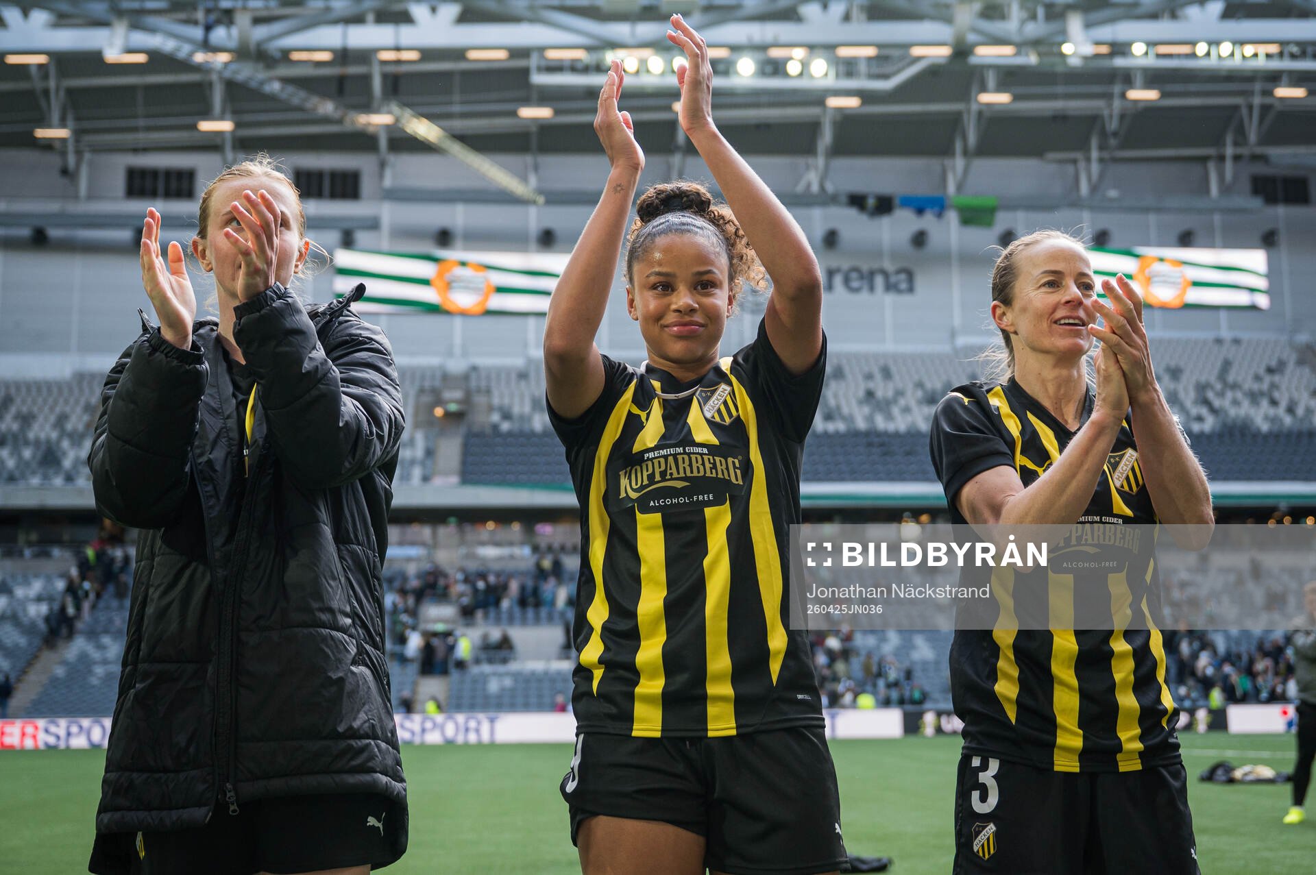 Felicia Schröder and Aivi Luik of Häcken celebrate