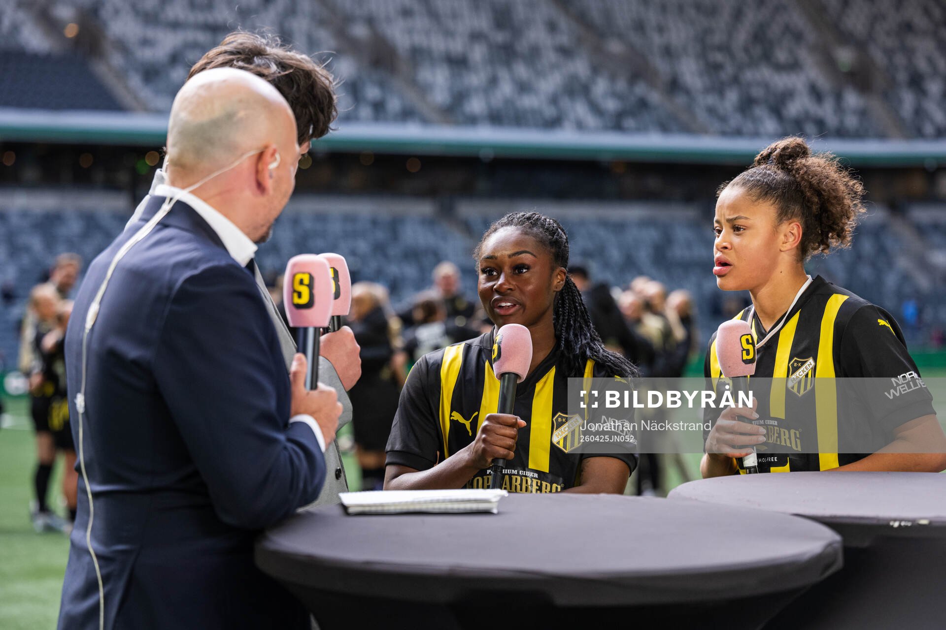 Monica Jusu Bah are Felicia Schröder of Häcken are