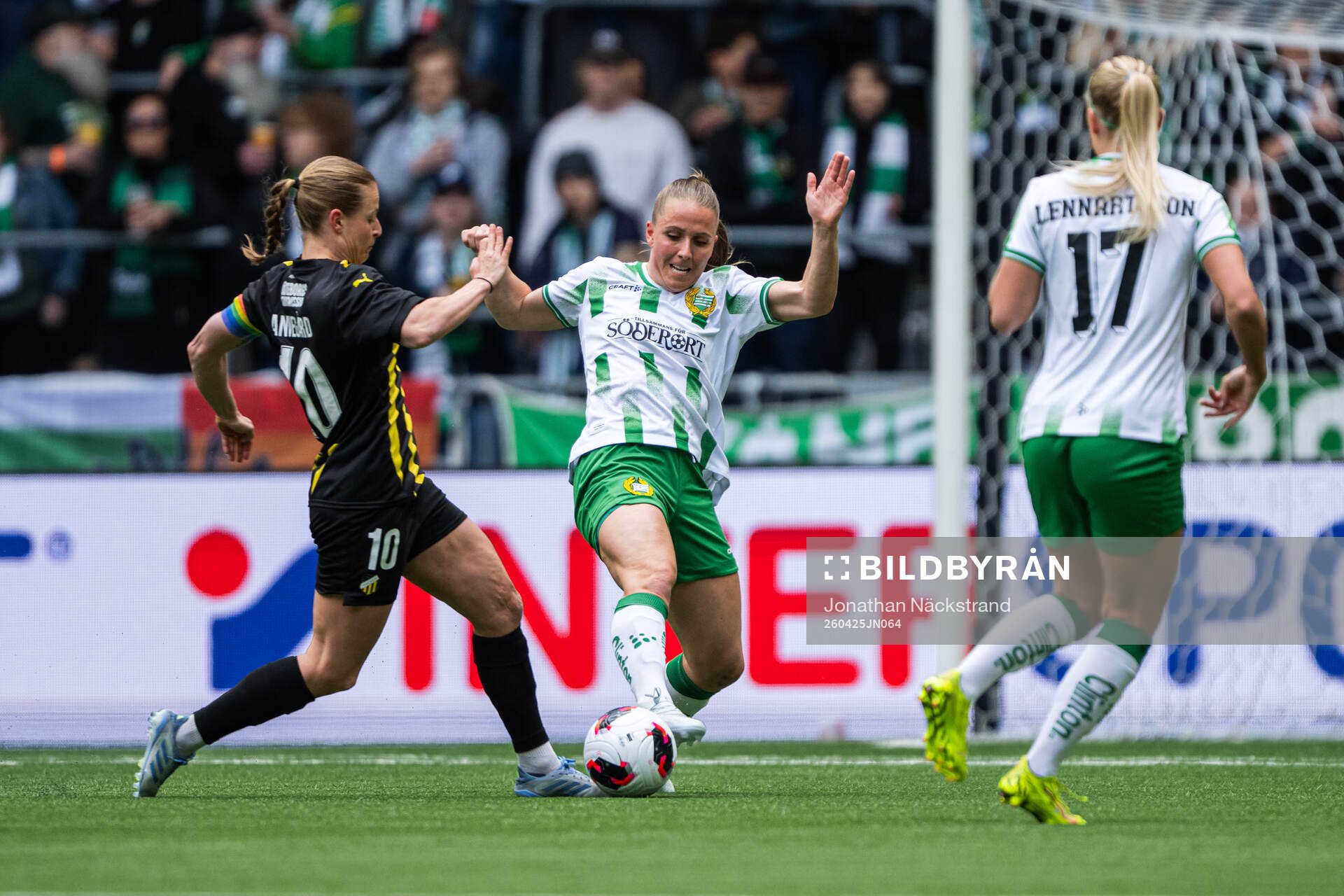 Anna Anvegård of Häcken and Gudrun Arnardottir of Hammarby