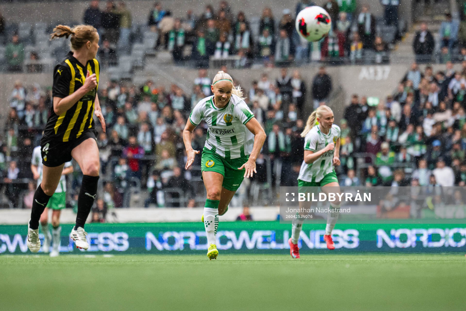 Emma Östlund of Häcken and Stina Lennartsson of Hammarby