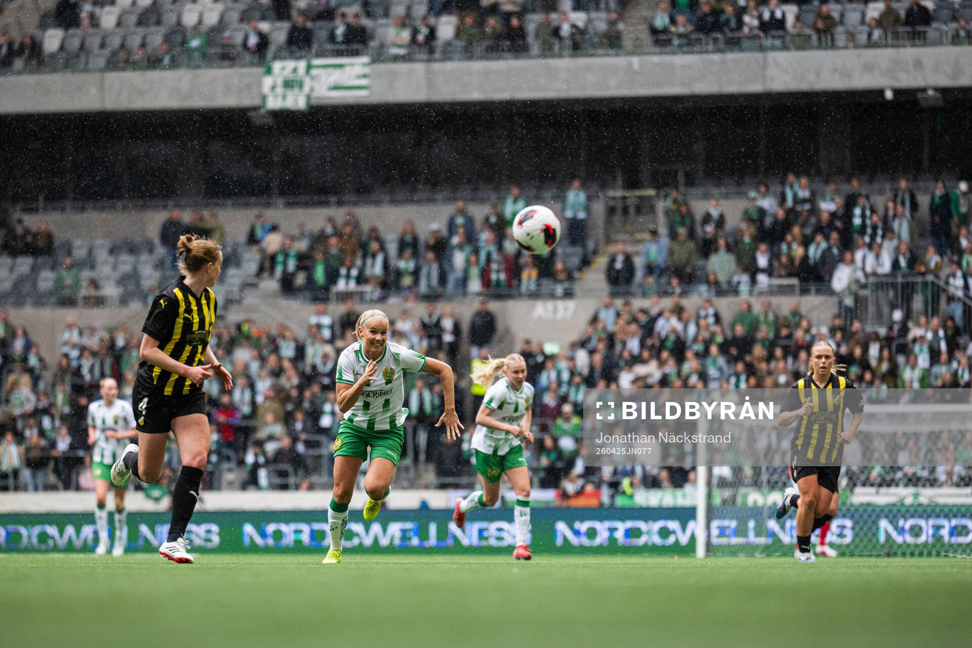 Emma Östlund of Häcken and Stina Lennartsson of Hammarby