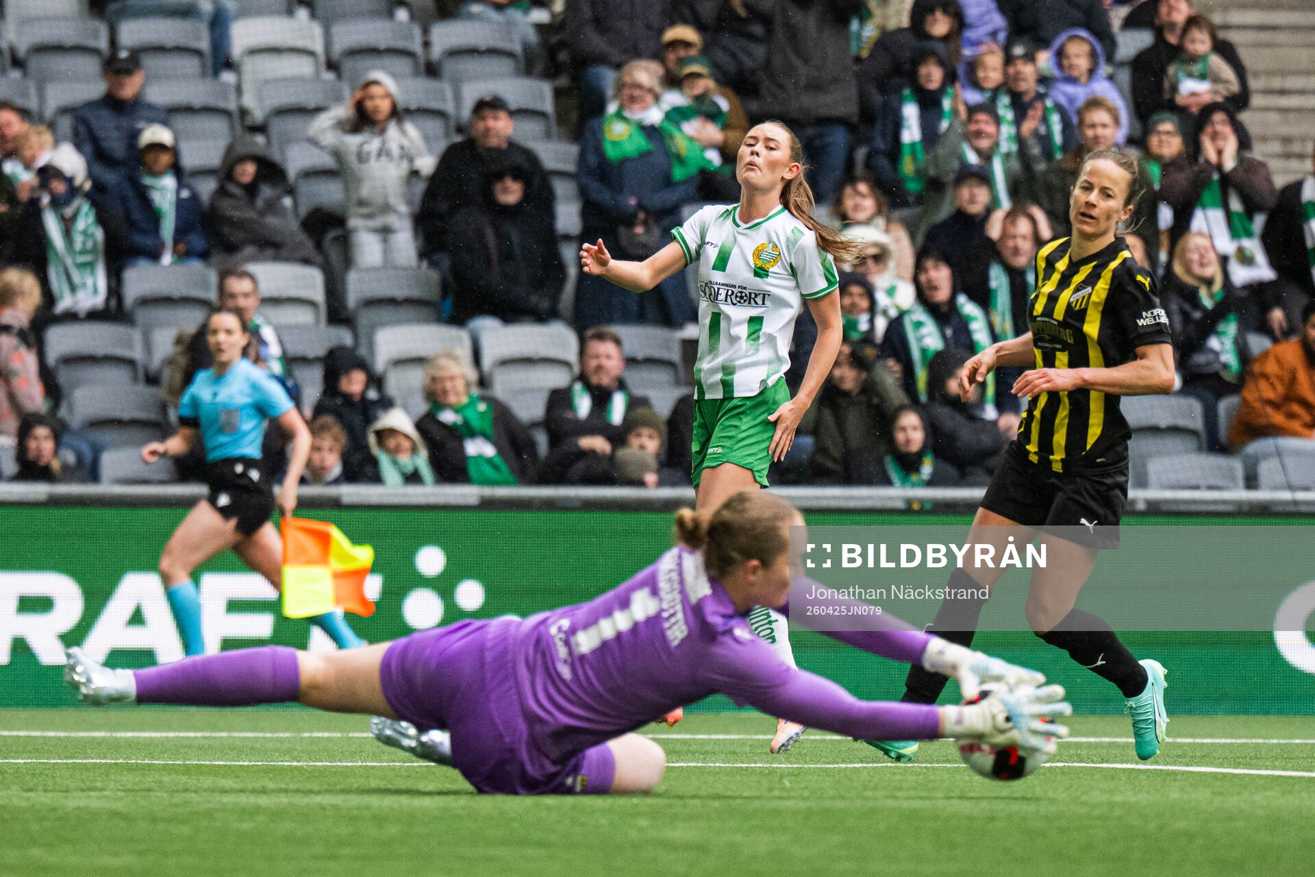 Svea Rehnberg of Hammarby and Aivi Luik of Häcken