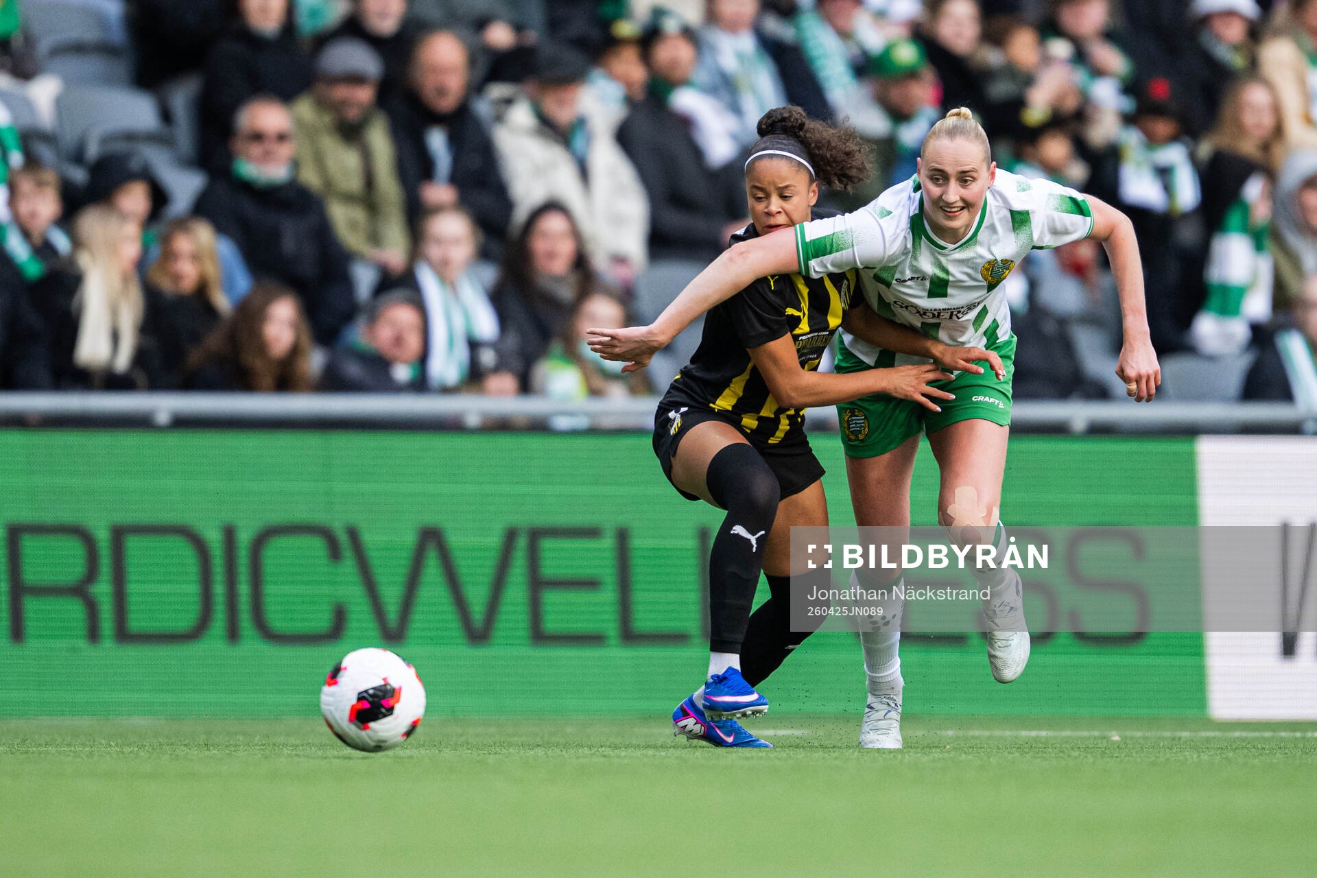 Felicia Schröder of Häcken and Emelie Bragstad of Hammarby