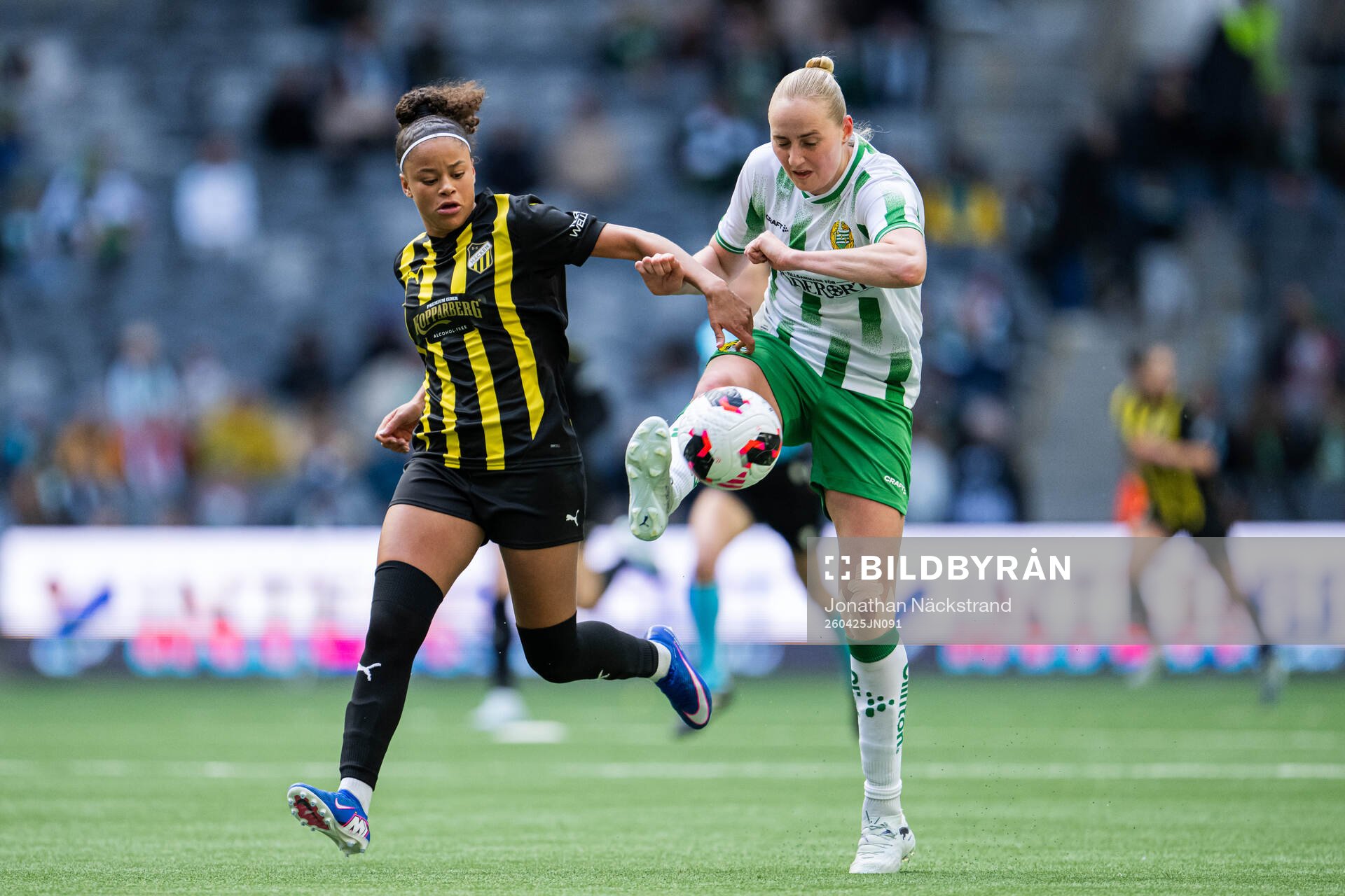 Felicia Schröder of Häcken and Emelie Bragstad of Hammarby