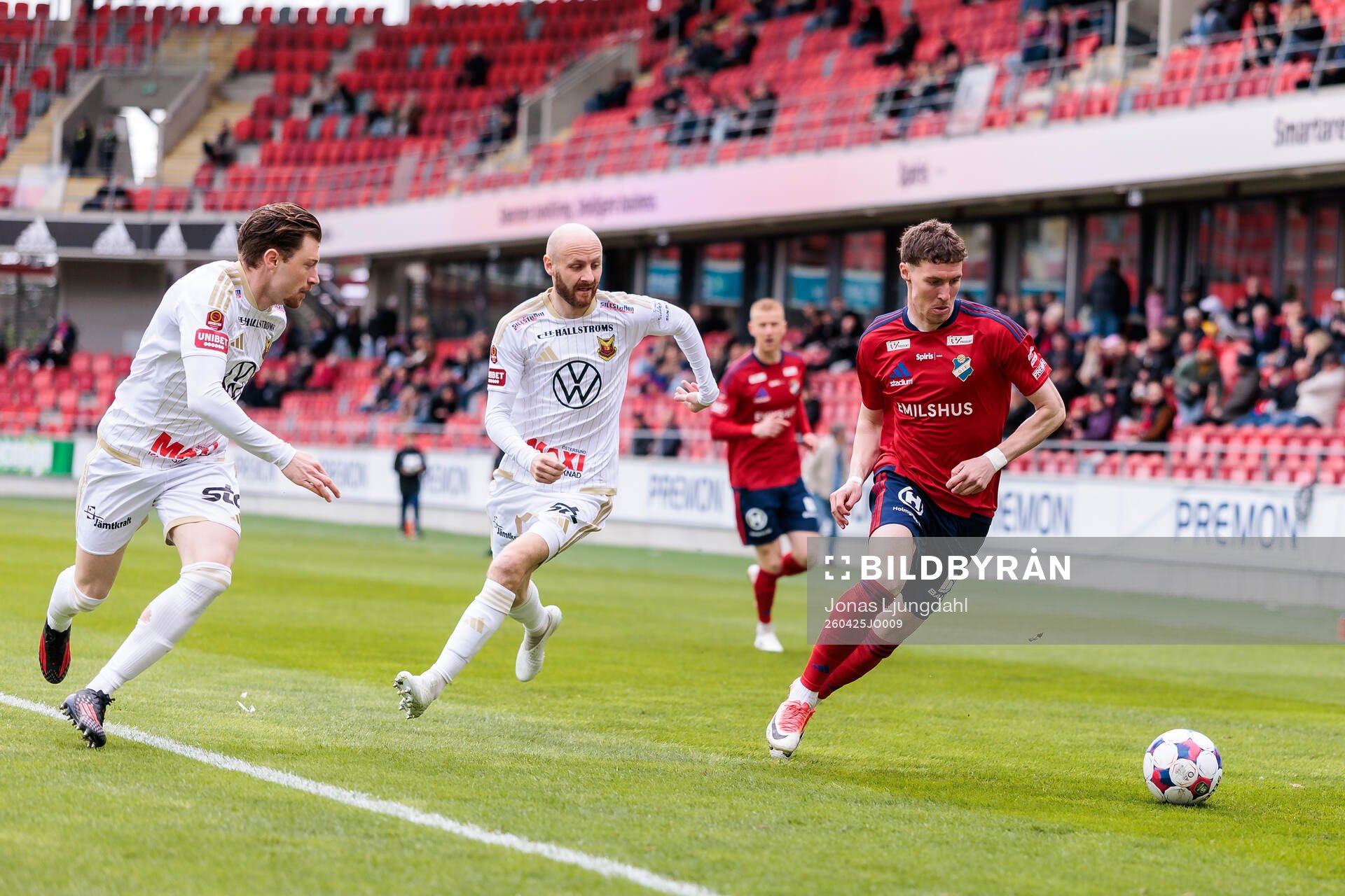 Östersunds Daniel Miljanovic och Curtis Edwards mot