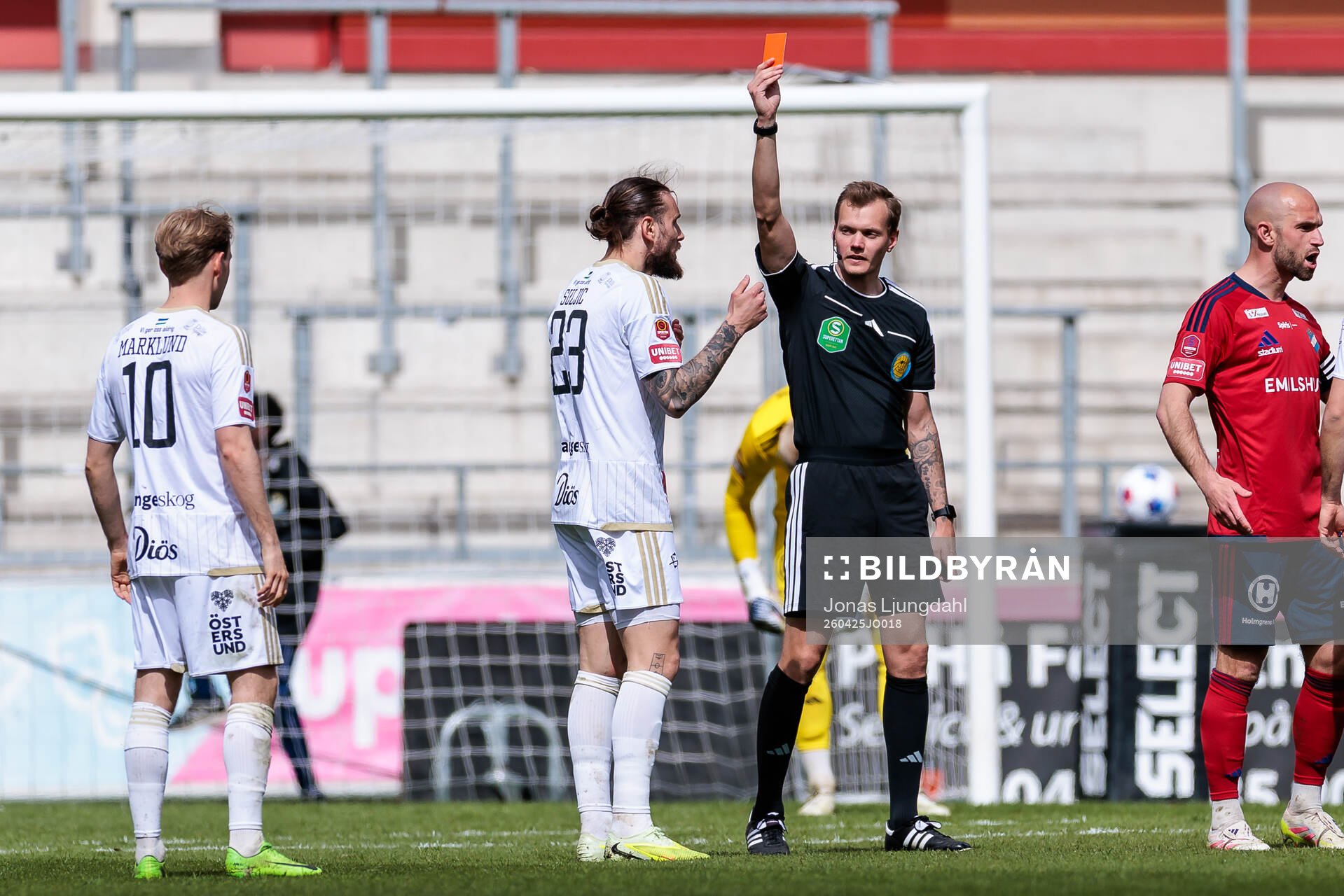Domare Fredrik Alknäs ger ett rött kort till Östersunds