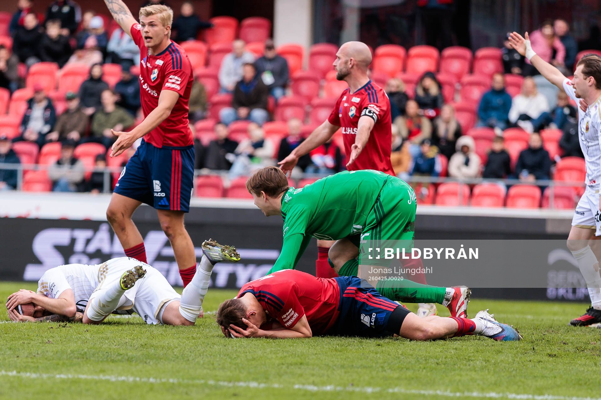 Östersunds Hugo Azzi och Östers Matias Tamminen har ont