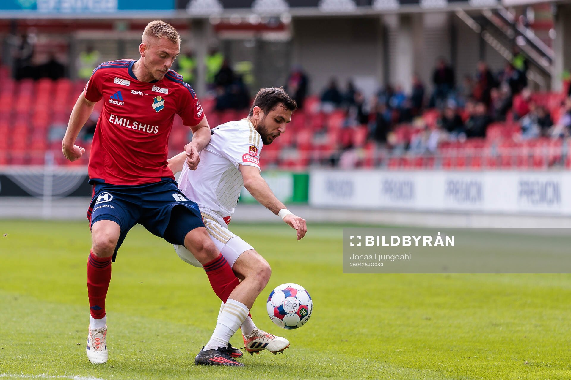 Östers Dennis Olsson och Östersunds Amar Begic