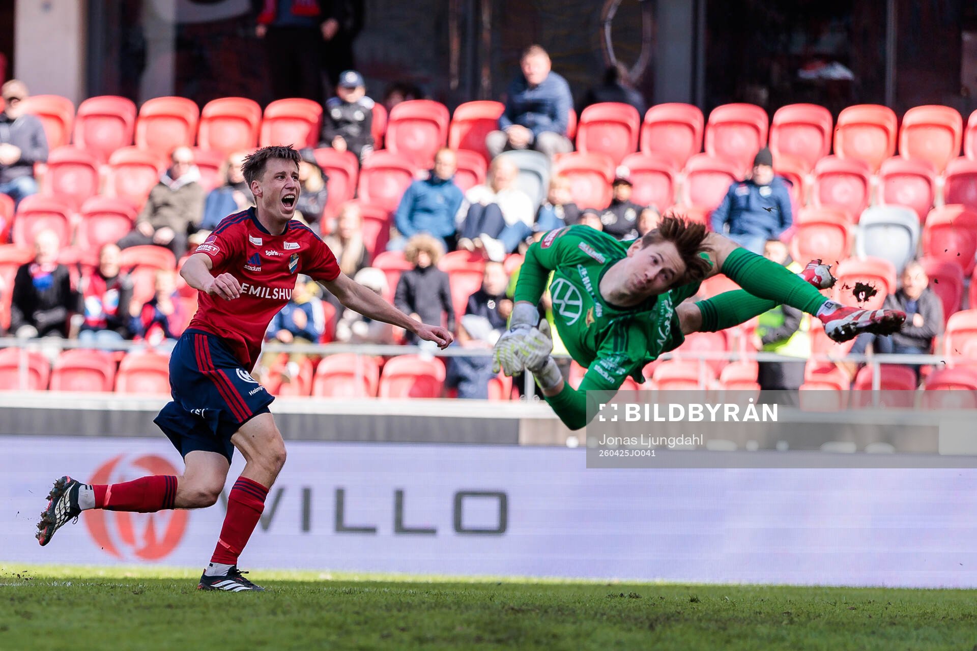 Östers Filip Olsson jublar när han gör mål 1-0