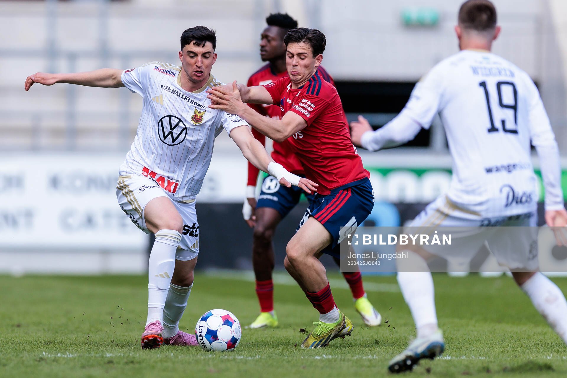 Östersunds Mario Palomino Delgado och Östers Hannes Bladh