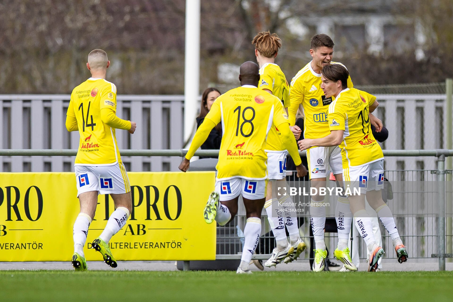 Falkenbergs Albin Andersson jublar med laget