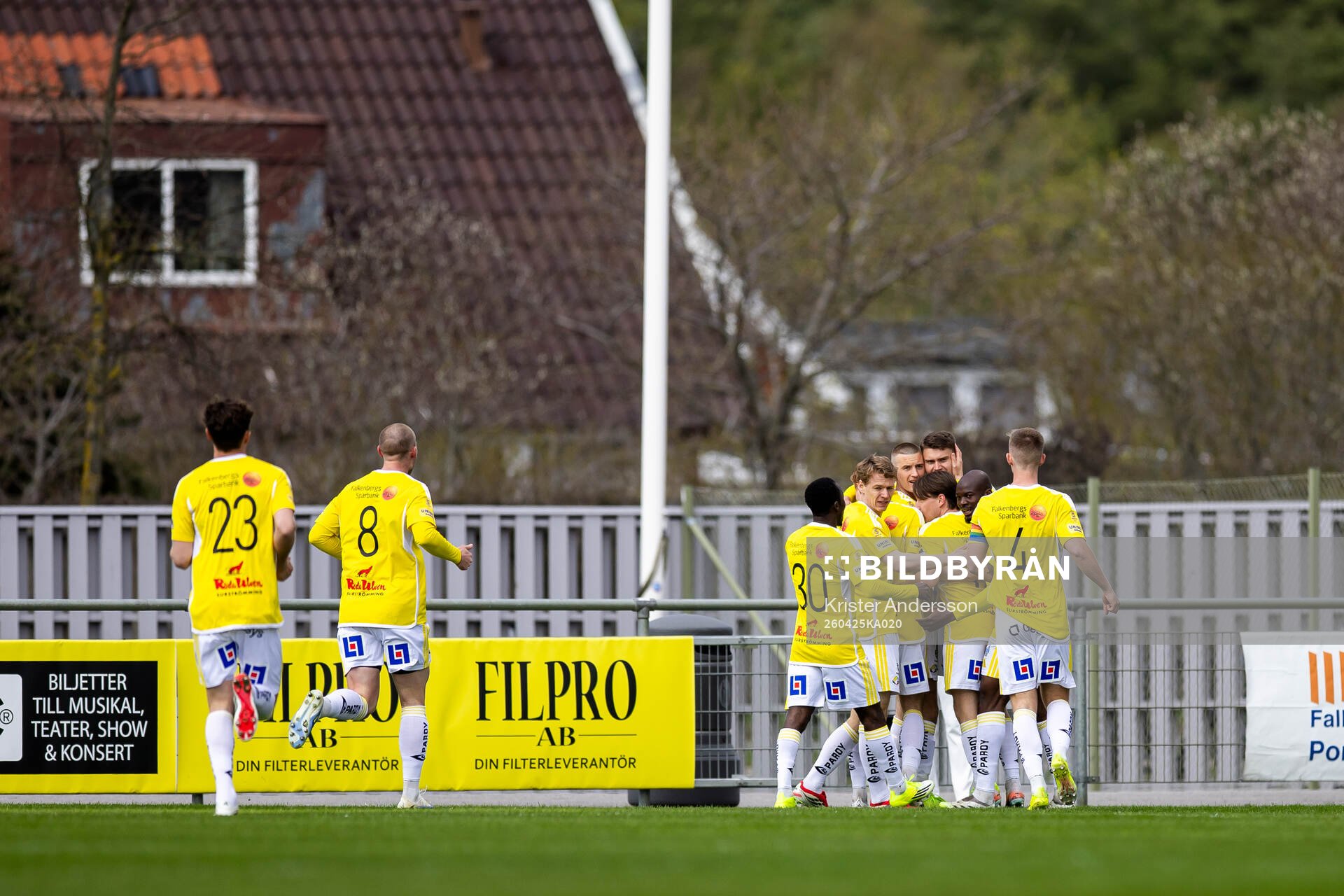 Falkenbergs Albin Andersson jublar med laget