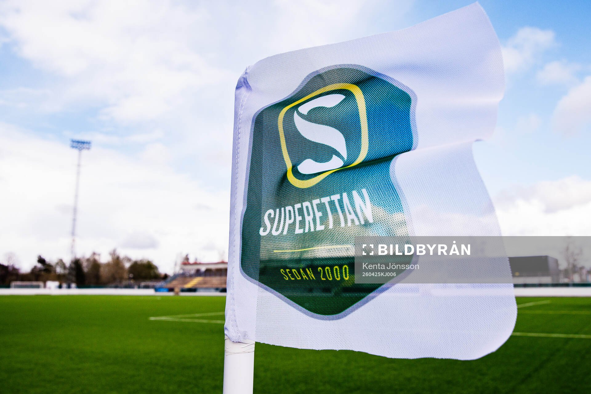 En hörnflagga med Superettans logotyp