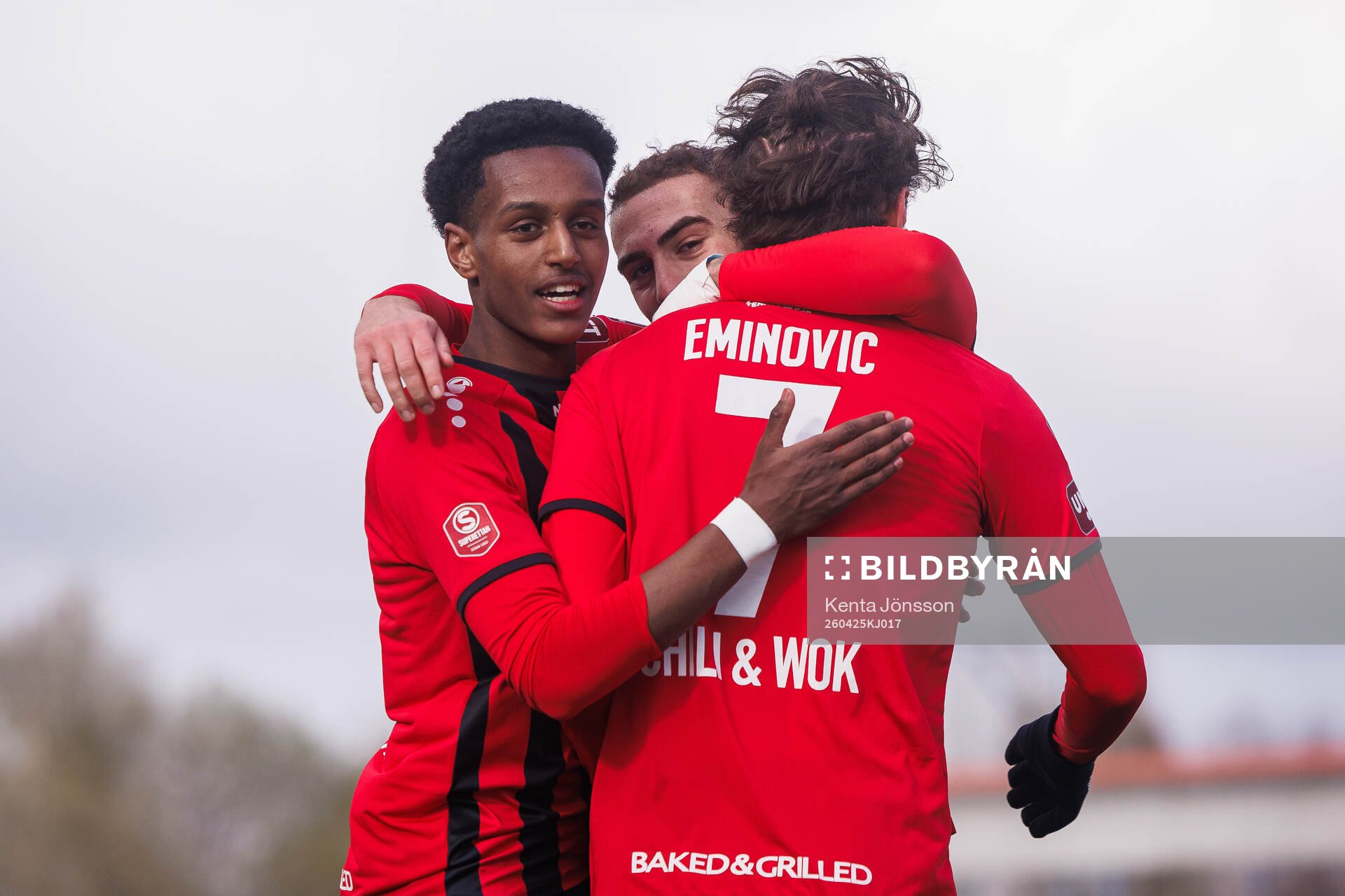 Nordic United FCs Amar Eminovic jublar med Nhome Daneyl och