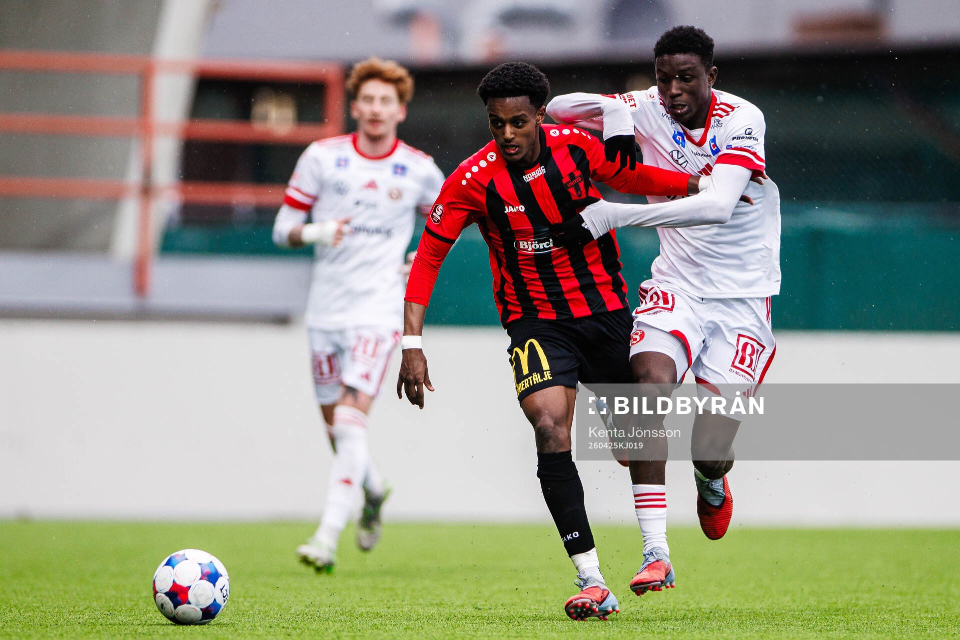 Nordic United FCs Nhome Daneyl och Sandvikens IFs Valassina