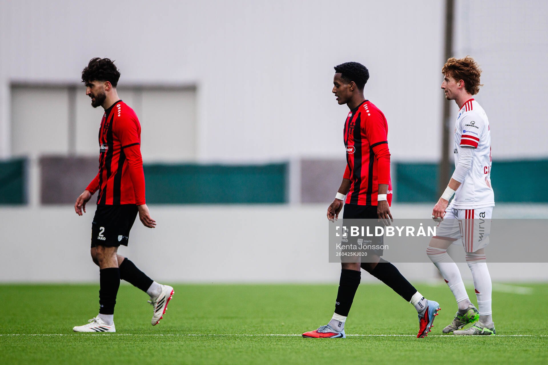 Nordic United FCs Matteus Behnan och Nhome Daneyl deppar