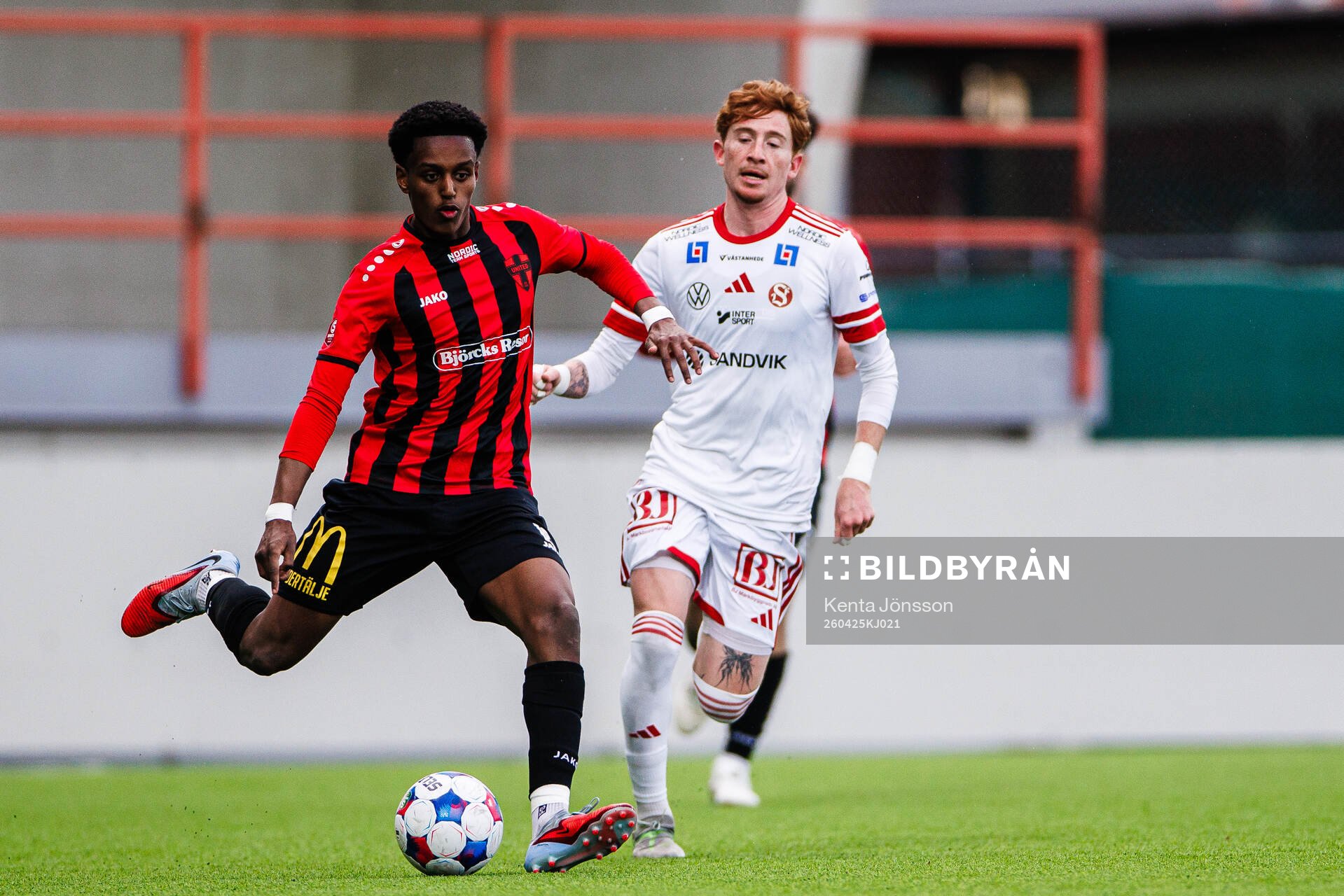 Nordic United FCs Nhome Daneyl och Sandvikens IFs Alan